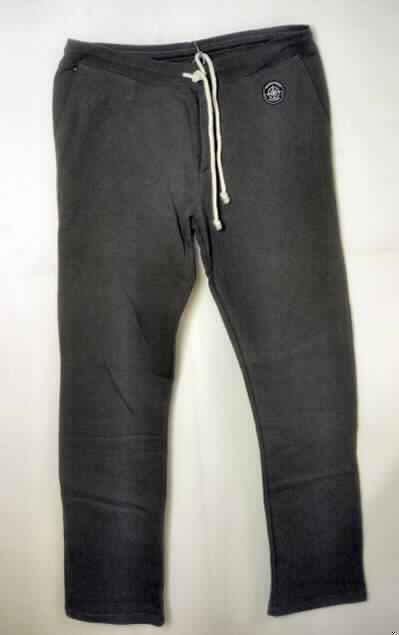 Lange Hose, sog. Jogginpant (Art. 4106-1521-661), Größe L, Foto siehe Anlage,
- aus ca. 2,1 mm dicken, einfarbigen, einseitig (Innenseite) gerauten Gewirken 
  aus lt. Antrag 90% Baumwolle und 10% Polyester,
- in der Taille abschließend; mit einem 4 cm breiten Taillenbund mit Kordelzug,
- vorn unterhalb des Taillenbundes mit einer ca. 15 cm langen Eingriffsöffnung 
  mit Knopfverschluss mit Überlappung von links auf rechts (Männerkleidung),
- mit zwei eingesetzten Taschen auf der Vorderseite und einer eingesetzten Gesäßtasche,
- mit langen, bis zu den Knöcheln reichenden Hosenbeinen,
- an den Beinabschlüssen durch Umschlagen und Festnähen gesäumt.

"Lange Hose, aus Gewirke, für Männer, aus Baumwolle"