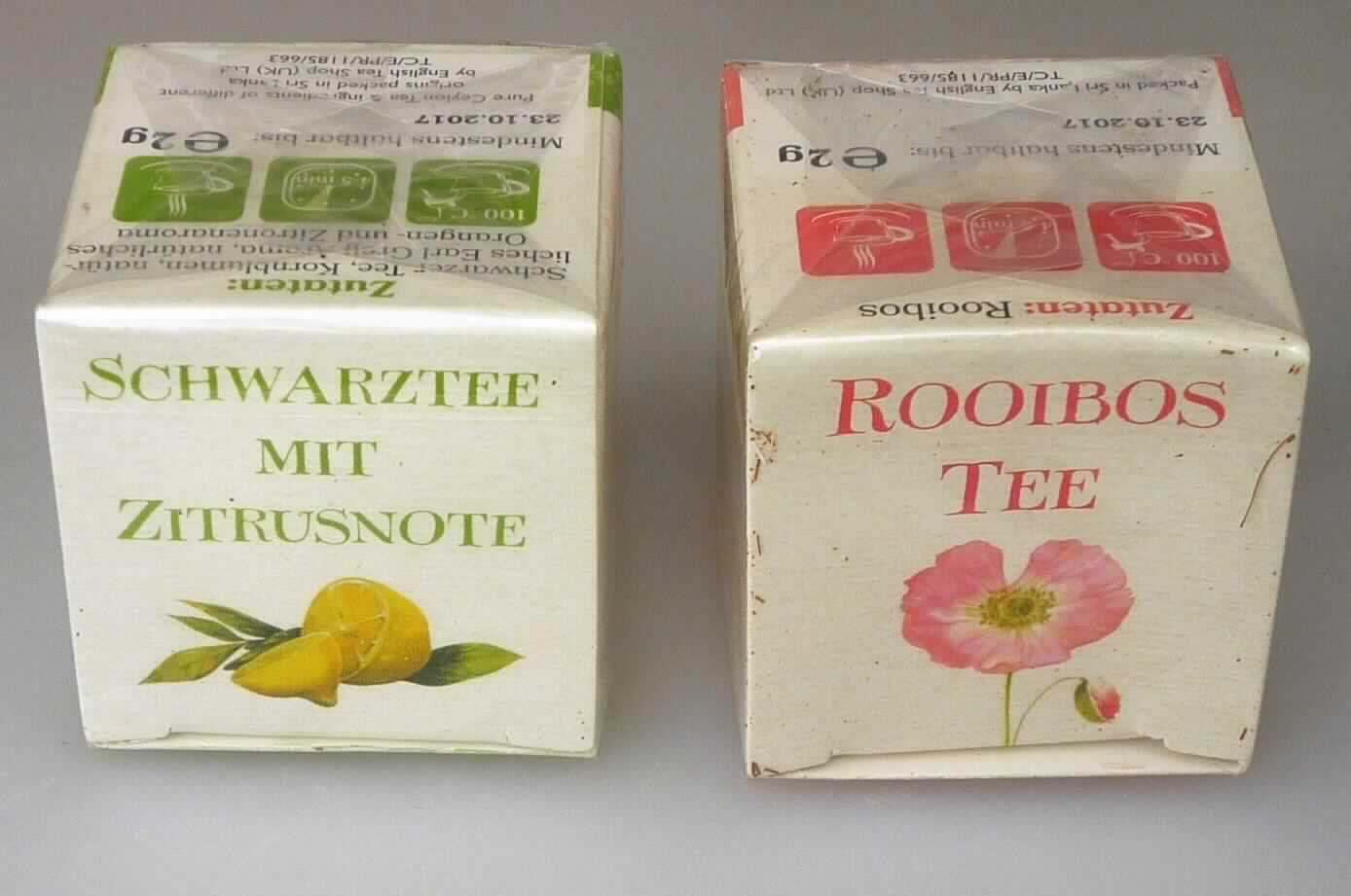 Nach den Antragsangaben, den ergänzenden Angaben und dem vorgelegten Warenmuster handelt es sich bei dem sogenannten "Schwarztee mit Zitrusnote" um getrockneten und fermentierten Schwarztee, der vom Strauch der Gattung Thea stammt. Der Schwarztee ist mit Kornblumen und verschiedenen Aromen aromatisiert.

Das Erzeugnis ist in einem pyramidenförmigen Teebeutel abgefüllt und in einer würfelförmigen, bunt bedruckten Pappschachtel (Inhalt 2 g), die in klarsichtiger Kunststofffolie verschweißt ist, für den Einzelverkauf aufgemacht.

Zolltarifrechtlich handelt es sich um "Tee, aromatisiert, schwarzer Tee (fermentiert), in unmittelbaren Umschließungen mit einem Inhalt von 3 kg oder weniger".