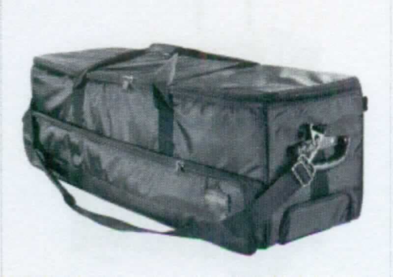 Reisekofferähnliche Behältnisse, sog. Studiotaschen & Trolley, Art.-Nrn. 15122, 18560, 18562 und 18563, Abbildung siehe Anlage, 
- Art.-Nr. 15122:  
- - mit einer Außenseite aus Spinnstoffen und einem schmalen Streifen aus Kunststofffolien auf dem Vorfach, 
- - mit zwei Handtragegriffen und einem abnehmbaren, verstellbaren, gepolsterten Schultertragegurt, 
- - mit einem ausziehbaren Griff aus unedlem Metall und Kunststoff und einem weiteren Kunststoffgriff auf der 
    Schmalseite zum Ziehen des Koffers auf zwei Rollen, 
- - mit zwei Standfüßen aus Kunststoff an der Stellfläche, 
- - mit einem Vorfach mit Doppelreißverschluss, 
- - entlang des oberen Randes mit einem über drei Seiten umlaufenden Doppelreißverschluss zu öffnen, 
- - innen mit versteifenden Elementen versehen, zwei Kletthaltgurten und mit drei sog. Kletteinteilern zum 
    individuellen Gestalten des Innenraumes, gefüttert, 
- - auf der Innenseite des Deckels mit einem Fach mit Doppelreißverschluss, 
- - mit den Abmessungen von ca. 100 (L) x 28 (B) x 31 (H) cm,
- Art.-Nrn. 18560, 18562 und 18563 jeweils:
- - mit einer Außenseite aus Spinnstoffen, 
- - mit zwei Handtragegriffen, 
- - mit einem Kunststoffgriff auf der Schmalseite zum Ziehen des Koffers auf zwei Rädern, 
- - mit zwei Schienen aus Kunststoff an der Stellfläche, 
- - mit einem Stoßschutz aus Kunststoff an den Ecken der Taschen, 
- - entlang des oberen Randes mit einem über drei Seiten umlaufenden Doppelreißverschluss zu öffnen, 
- - innen mit versteifenden Elementen versehen und mit drei Kletteinteilern zum individuellen Gestalten des 
    Innenraumes sowie einem beiliegenden Boden, gepolstert und gefüttert, 
- - auf der Innenseite des Deckels mit einem Fach mit Doppelreißverschluss (bei Art.-Nr. 18560 mit zwei elastischen 
    Spinnstoffbändern), 
- - mit den Abmessungen von ca. 73 (L) x 25 (B) x 23 (H) cm (Art.-Nr. 18560),
- - mit den Abmessungen von ca. 92 (L) x 40 (B) x 27 (H) cm (Art.-Nr. 18562), 
- - mit den Abmessungen von ca. 103 (L) x 34 (B) x 27 (H) cm (Art.-Nr. 18563), 
- zum Transport der Studioausrüstung eines Fotografen bestimmt, 
- keine Hinweise auf Handarbeit.

"Reisekofferähnliche Behältnisse, mit Außenseite aus Spinnstoffen, nicht handgearbeitet"