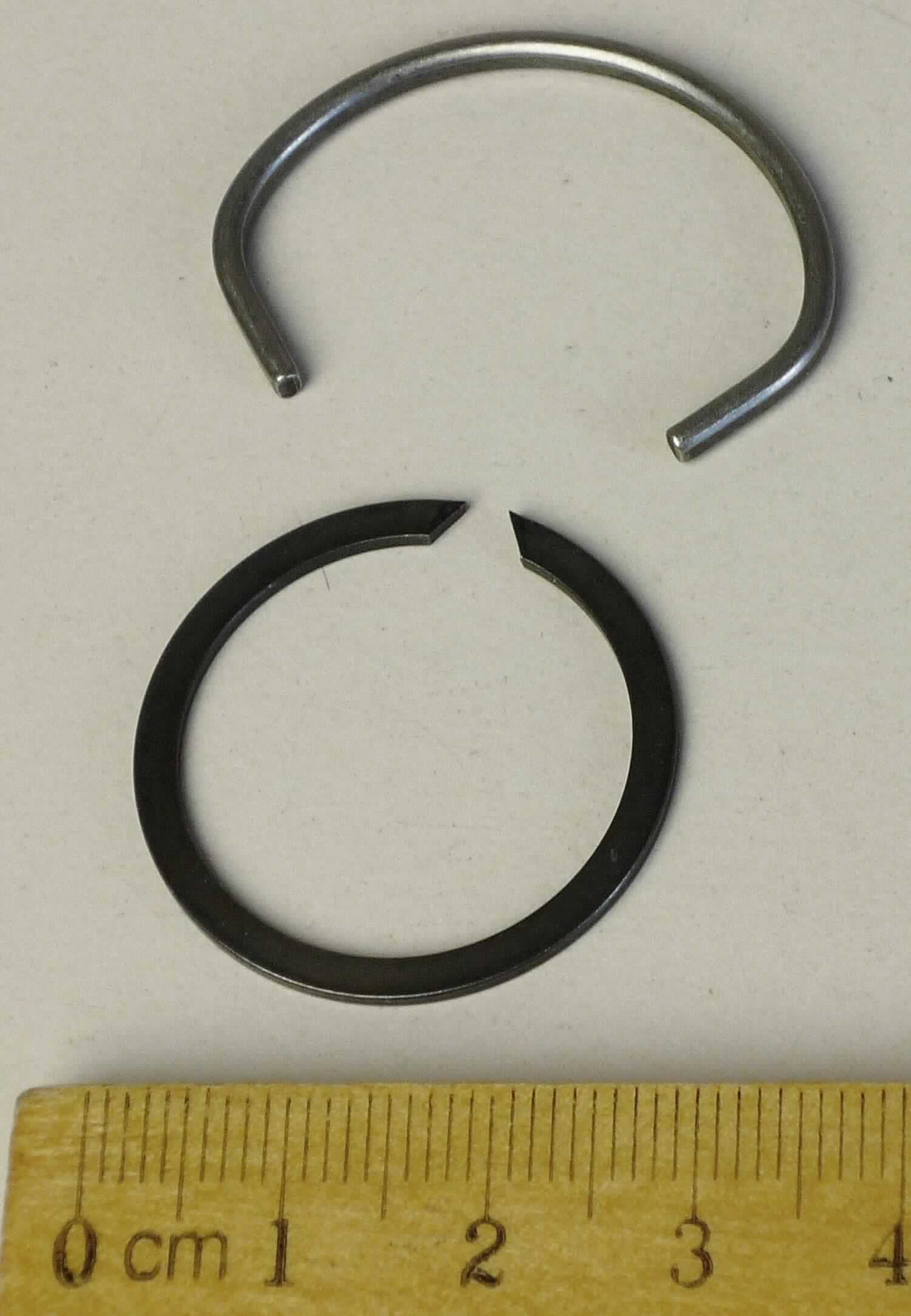 Es handelt sich um kreisrunde oder ovale, nicht geschlossene Ringe aus Stahl (kein nicht rostender Stahl)
Die Erzeugnisse dienen als Sicherungselemente in Antriebswellen.
Innendurchmesser ca. 23 bzw. 30 mm
- Antragstellerangaben -

Abbildung siehe Anlage.

Derartige Erzeugnisse gehören als "Unterlegscheiben (Sicherungsringe) aus Stahl, kein nicht rostender Stahl" zur 
Codenummer 7318 2100 95 0 des Zolltarifs.
