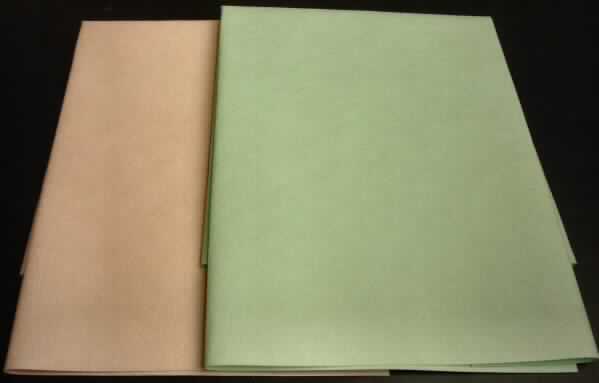 Vliesstoff, sog. Mikrofaser Staubtuch, Art. 5140, Foto siehe Anlage,
- als zweiteiliges Sortiment in einer Pappverpackung für den Einzelverkauf aufgemacht,
- quadratisch zugeschnitten; in den Abmessungen von lt. Antrag 40 cm x 40 cm,
- lt. Antrag:
-- Vliesstoff aus wasserstrahlverfestigten synthetischen Chemiefasern (50 % Polyester und 50 % Polyamid); 
   keine Filamente enthaltend,
-- mit einem Quadratmetergewicht von 112 g,
-- weder bestrichen noch überzogen.

"Vliesstoff, aus synthetischen Chemiefasern, mit einem Quadratmetergewicht von mehr als 70 g bis 150 g, 
 nicht bestrichen oder überzogen, anderer als in den Unterpositionen 5603 9390 10 bis 5603 9390 50 genannte"