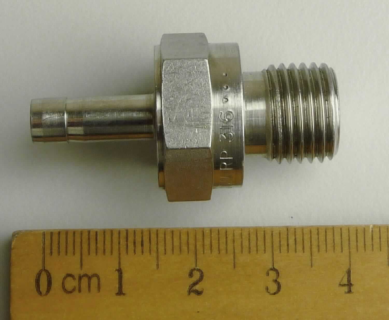 Rohrverbindungsstück aus Stahl

Bei der Ware handelt es sich um ein zylinderförmiges Rohrverbindungsstück aus nicht rostendem Stahl (1.4401) mit einem Rohrstutzen an einem Ende. Das andere Ende ist ausgestattet mit einem Außengewinde oder Innengewinde mit Außensechskant. Der Artikel dient zum Anschluss von Rohrleitungen an Armaturen in den Dimensionen von 1 mm - 50 mm im metrischen und 1/16" bis 2" im zölligen Bereich.

Die Ware ist nach ihrer Beschaffenheit als "anderes Rohrverbindungsstück aus nicht rostendem Stahl, mit Gewinde", in die Codenummer 7307 2910 90 0 des Zolltarifs einzureihen.