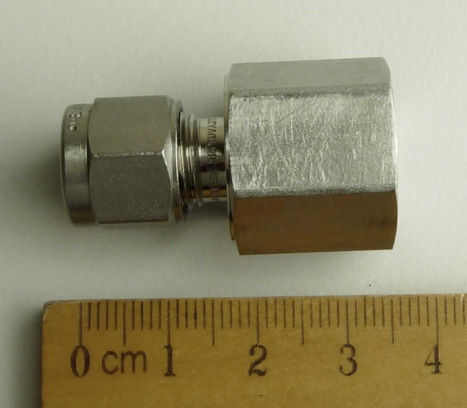Rohrverbindungsstück aus Stahl

Bei der Ware handelt es sich um ein zylinderförmiges Rohrverbindungsstück aus nicht rostendem Stahl (1.4401) mit Außensechskant und Innengewinde an einem Ende. Das andere Ende ist ausgestattet mit einer Zweiklemmringverschraubung. Der Artikel dient zum Verbinden von Rohrleitungen in den Dimensionen von 1 mm - 50 mm im metrischen und 1/16" bis 2" im zölligen Bereich.

Die Ware ist nach ihrer Beschaffenheit als "anderes Rohrverbindungsstück aus nicht rostendem Stahl, mit Gewinde", in die Codenummer 7307 2910 90 0 des Zolltarifs einzureihen.