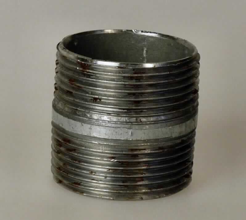Tempergussfitting

Bei der Ware handelt sich um ein metallisches Rohrverbindungstück mit einer Länge von 40 mm und einem Außendurchmesser von ca. 40 mm mit beidseitigem Außengewinde. Das Erzeugnis dient in der Sanitärinstallation zum Verbinden von Rohren oder Rohrstücken mit 1 1/4 Zoll Durchmesser.
Die Ware besteht nach den Angaben aus Temperguss (DIN EN 10242) und ist verzinkt. 

Bei der Ware handelt es sich um ein Rohrverbindungsstück aus verformbarem Gusseisen mit des TARIC-Codes 7307 1910 10. Ein Gewinderohr der Position 7306 liegt aufgrund der Abmessungen nicht vor.