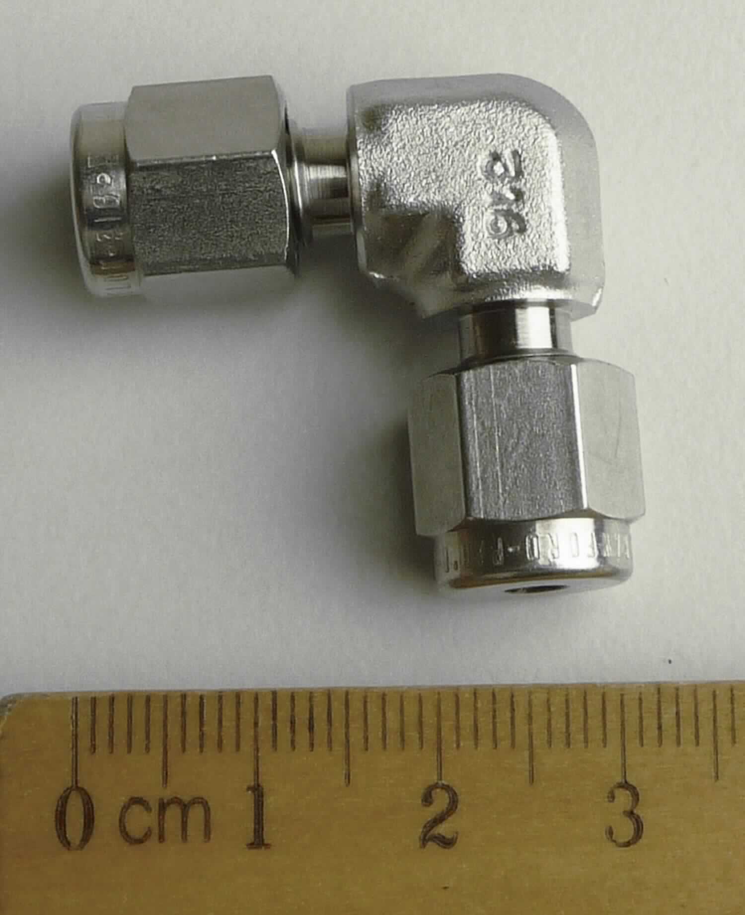 Rohrverbindungsstück aus Stahl

Bei der Ware handelt es sich um ein um 90 ° gewinkeltes Rohrverbindungsstück aus nicht rostendem Stahl (1.4401), ausgestattet mit einer Zweiklemmringverschraubung an beiden Enden. Der Artikel dient zum Verbinden von unterschiedlich dimensionierten Rohrleitungen in den Abmessungen von 1 mm - 50 mm im metrischen und 1/16" bis 2" im zölligen Bereich.


Die Ware ist nach ihrer Beschaffenheit als "anderes Rohrverbindungsstück aus nicht rostendem Stahl, Bogen und Winkel", in die Codenummer 7307 2290 90 0 des Zolltarifs einzureihen.
