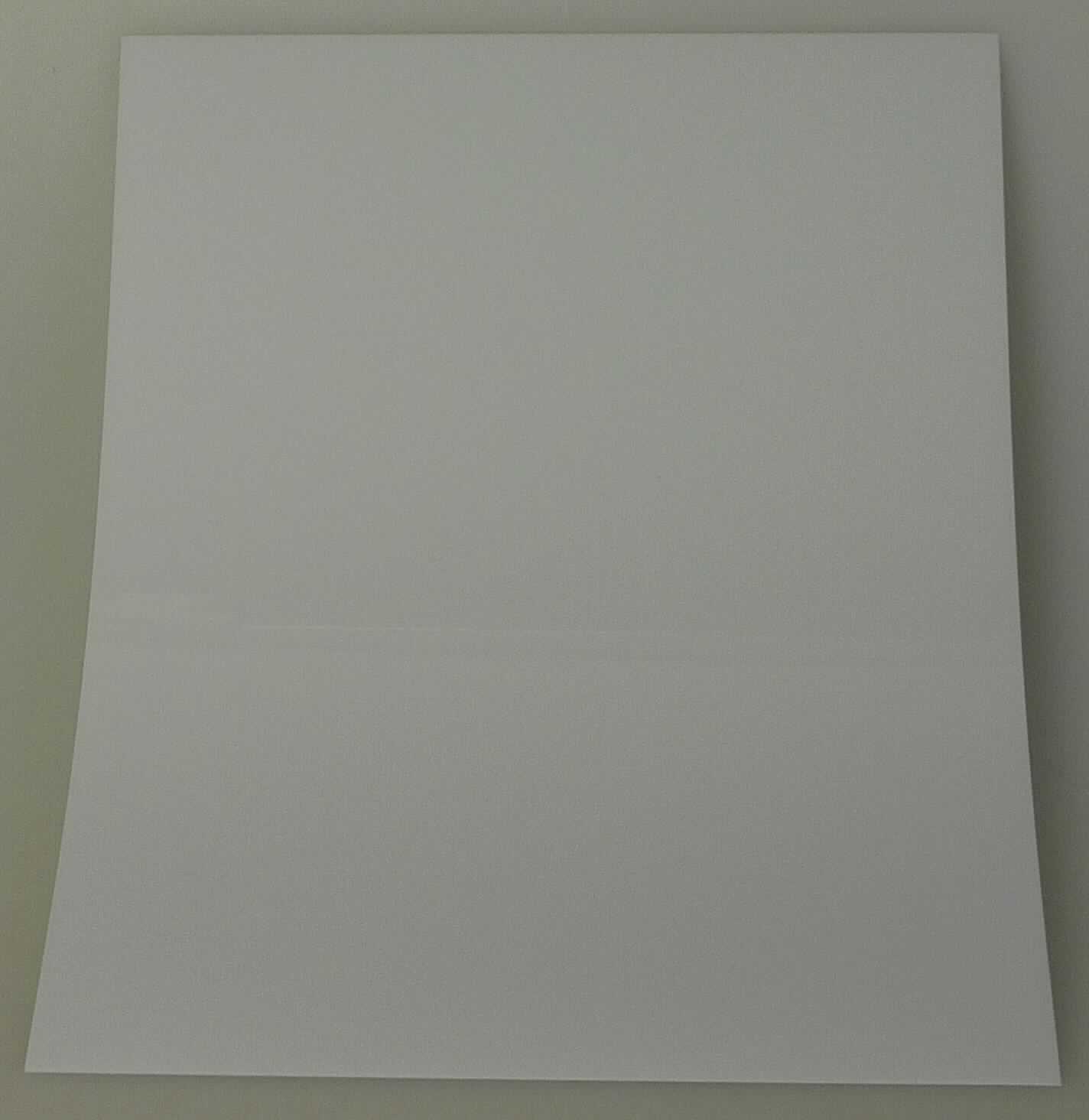 Angaben des Antragstellers:
3D Transferfilm A5
-Druck auf Handycover in der 3D-Maschine-

Untersuchungsergebnisse an einem Warenmuster:
Kunststofffolie mit einer Dicke von 195 µm. Die Folie liegt im Format DIN A5 vor. Die Folie ist einseitig mit einer dünnen Aluminiumlage bedampft und weist einen dünnen wasserlöslichen Film auf.

Befund:
Es liegt eine Kunststofffolie aus Polyethylenterephthalat im Sinne der Unterposition 3920 6219 vor.