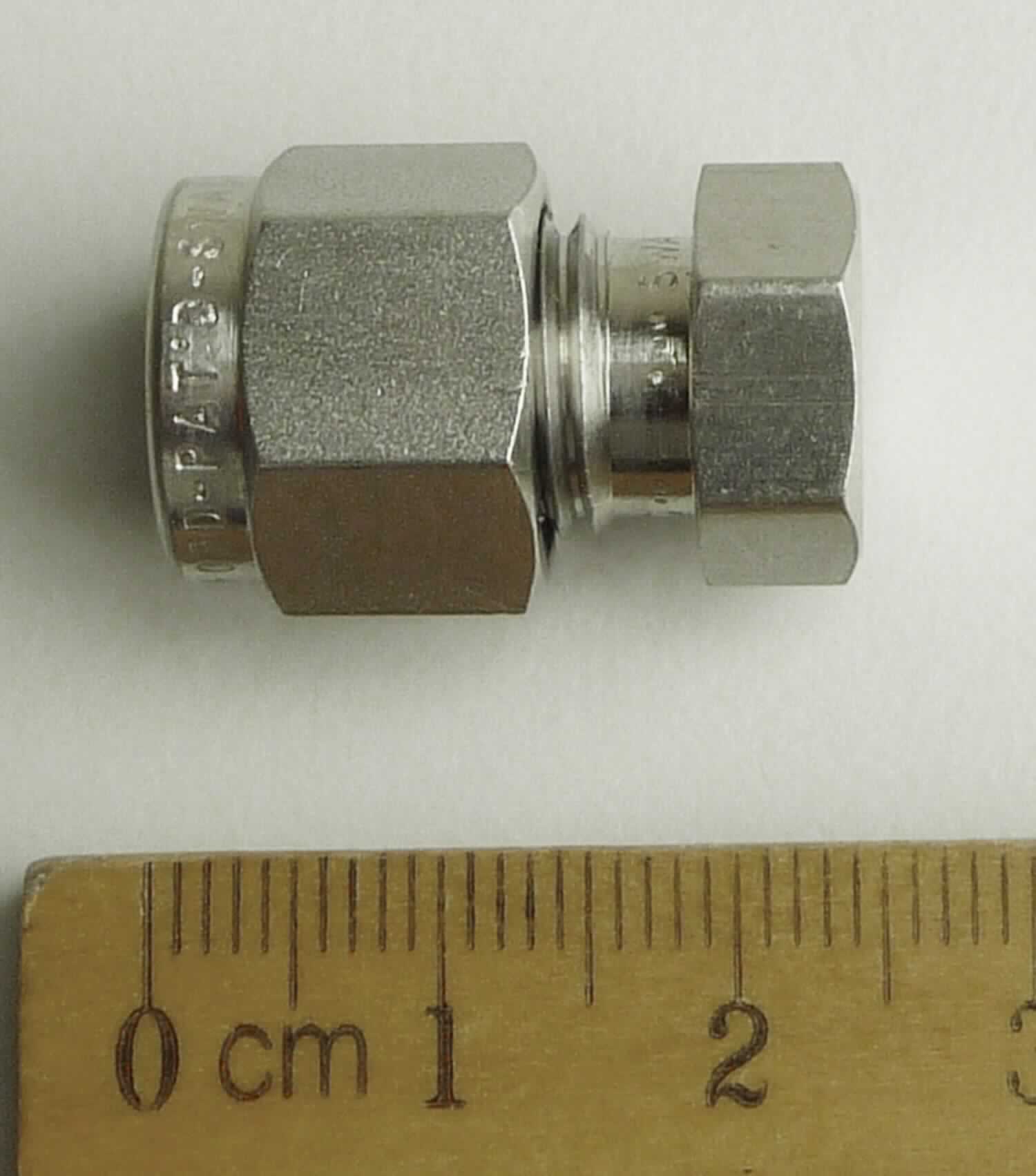 Rohrverschlussstück aus Stahl

Bei der Ware handelt es sich um eine Verschlusskappe aus nicht rostendem Stahl (1.4401) zum Verschließen eines offenen Swagelok-Klemmringanschlusses. Der Verschlussstopfen dient in Verbindung mit einem passenden Rohrverbindungsstück zum Verschließen von Rohrleitungen. Der Artikel ist erhältlich in den Dimensionen von 1 mm - 50 mm im metrischen und 1/16" bis 2" im zölligen Bereich.

Die Ware ist nach ihrer Beschaffenheit als "anderes Rohrverschlussstück aus nicht rostendem Stahl, mit Gewinde", in die Codenummer 7307 2910 90 0 des Zolltarifs einzureihen.