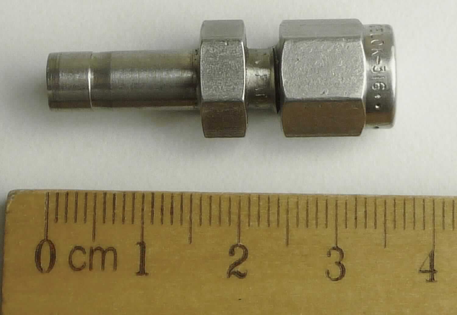 Rohrverbindungsstück aus Stahl

Bei der Ware handelt es sich um ein zylinderförmiges Rohrverbindungsstück aus nicht rostendem Stahl (1.4401) mit einem Rohrstutzen an einem Ende. Das andere Ende ist ausgestattet mit einer Zweiklemmringverschraubung. Der Artikel dient zum Anschluss von Rohrleitungen an andere Swagelock-Rohrverschraubungen und ist erhältlich in den Dimensionen von 1 mm - 50 mm im metrischen und 1/16" bis 2" im zölligen Bereich.

Die Ware ist nach ihrer Beschaffenheit als "anderes Rohrverbindungsstück aus nicht rostendem Stahl, mit Gewinde", in die Codenummer 7307 2910 90 0 des Zolltarifs einzureihen.