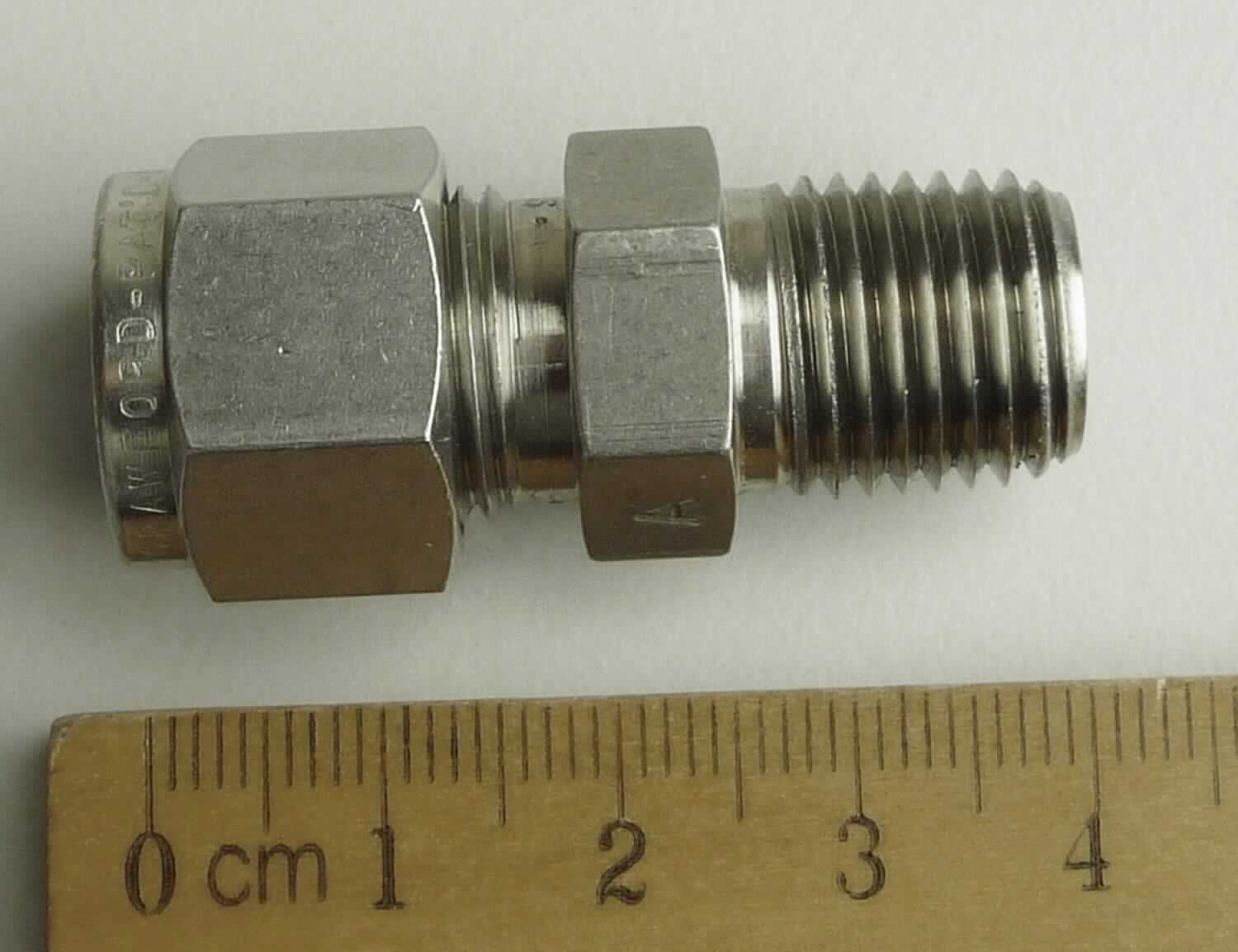 Rohrverbindungsstück aus Stahl

Bei der Ware handelt es sich um ein zylinderförmiges Rohrverbindungsstück aus nicht rostendem Stahl (1.4401) mit mittigem Außensechskant. Ein Ende ist ausgestattet mit einer Zweiklemmringverschraubung, das andere Ende mit einem Außengewinde. Der Artikel dient zum Verbinden von Rohrleitungen in den Dimensionen von 1 mm - 50 mm im metrischen und 1/16" bis 2" im zölligen Bereich.

Die Ware ist nach ihrer Beschaffenheit als "anderes Rohrverbindungsstück aus nicht rostendem Stahl, mit Gewinde", in die Codenummer 7307 2910 90 0 des Zolltarifs einzureihen.