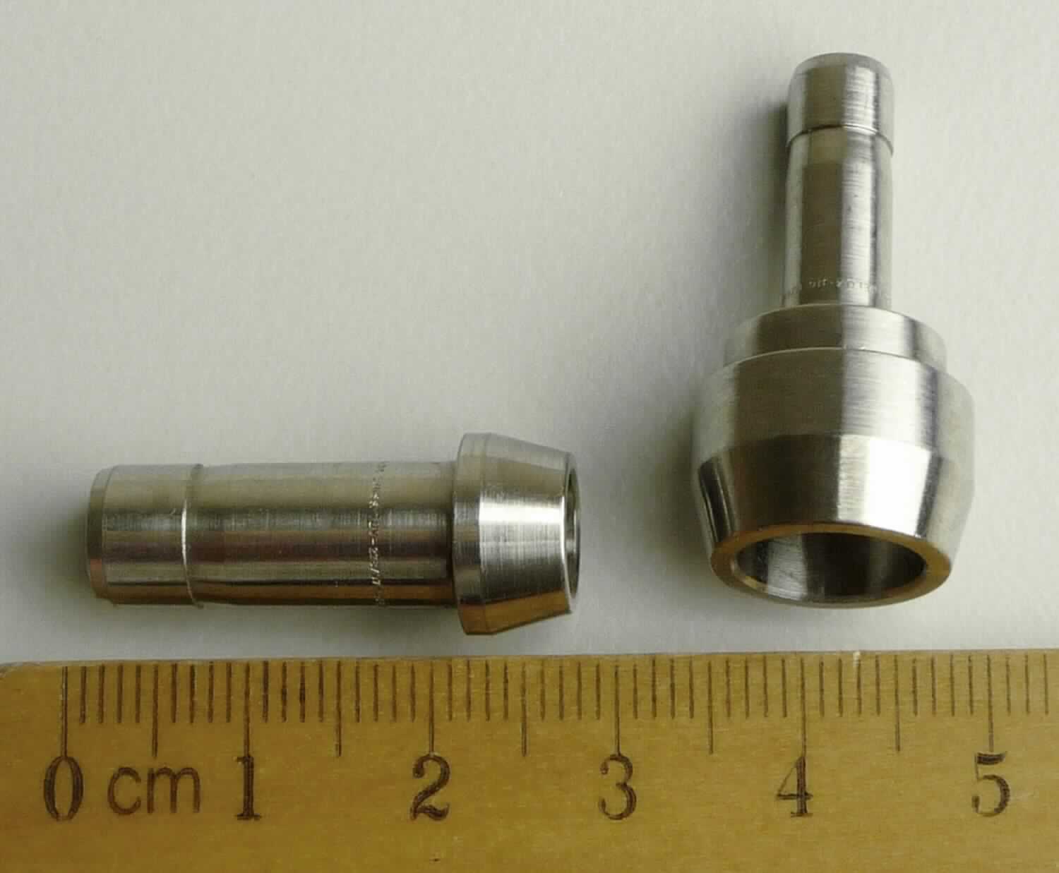 Rohrverbindungsstück aus Stahl

Bei der Ware handelt es sich um Rohrstücke oder Rohrreduzierstücke aus nicht rostendem Stahl (1.4401). Die Artikel werden verwendet um zwischen zwei Swagelok-Klemmringverschraubungen die kürzeste Verbindung herzustellen. Die Rohrstücke haben eine konische Vorrichtung, welche Klemmringe ersetzen. Bei Reduzierrohrstücken werden Dimensionsunterschiede ausgeglichen.

Die Ware ist nach ihrer Beschaffenheit als "anderes Rohrverbindungsstück aus nicht rostendem Stahl, andere", in die Codenummer 7307 2980 90 0 des Zolltarifs einzureihen.