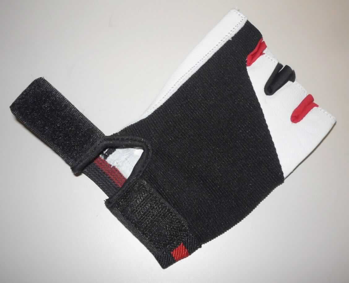 Spezialsporthandschuh, sog. ODE Training Glove leicht PowerZone, Foto siehe Anlage, 
- als Fünffingerhandschuh ohne Fingerspitzen gearbeitet,
- die Innenhand, die Außenseite der Finger (mit Ausnahme des Ziegefingers) sowie der Fingerzwischenraum
  zwischen Daumen und Zeigefinger bestehend aus Leder,
- der Handrücken, die Außenseite des Zeigefingers sowie die anderen Fingerzwischenräume bestehen aus
  unterschiedlichen Gewirken aus Spinnstoffen,
- im Bereich des Handgelenks mit einem Klettriegel zu verengen,
- kennzeichnet sich aufgrund der fehlenden Fingerspitzen und der Polsterung der Griffseite als Spezialsport-
  handschuh, 
- das Leder ist insbesondere in Bezug auf die Verwendung als Sporthandschuh (z.B. für Gewichtheber, Rad-
  fahrer) charakterbestimmend. 

"Bekleidungszubehör (Spezialsporthandschuh), aus Leder"
