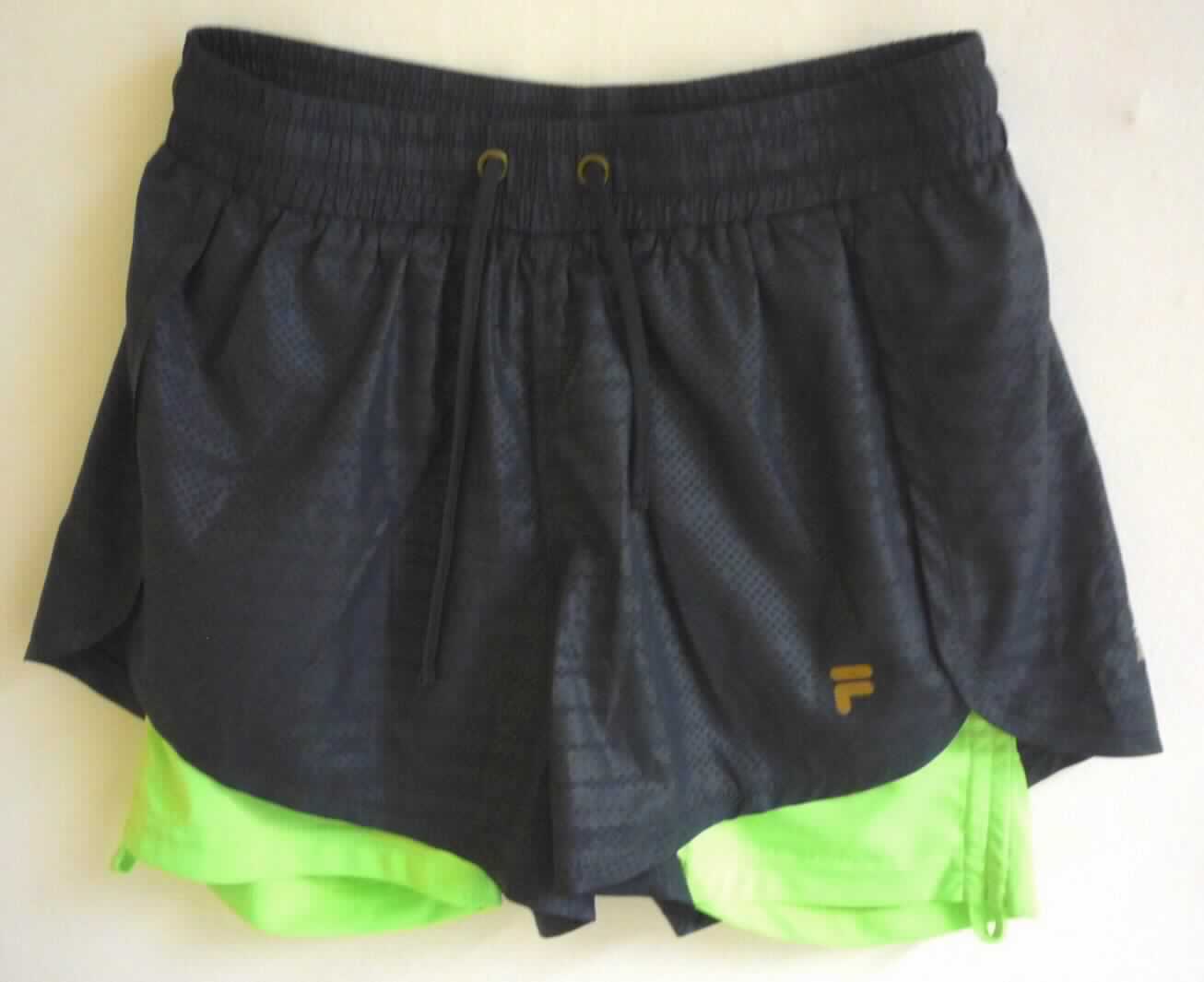 Kurze Hose, sog. Fila - Damen Sport Shorts, Größe 36/S, Foto siehe Anlage,
- zweilagig gearbeitet:
-- Außenlage:
--- in Form einer weiten, kurzen Hose aus ca. 0,1 mm dicken, bedruckten Geweben (nicht nach dem Batik-
    Verfahren handbedruckt) aus laut Antrag 100 % Polyester (synthetische Chemiefasern),
-- Innenlage:
--- in Form einer engen, kurzen Hose aus ca. 0,3 mm dicken, einfarbigen Gewirken aus laut Antrag 
    synthetischen Chemiefasern,
--- bis zu ca. 9 cm länger gearbeitet als die Außenlage, seitlich mit Bändern zu raffen,
- die Innenlage ist im Bund der Außenlage fest und dauerhaft vernäht,
- in der Taille abschließend; mit einem ca. 4,5 cm breiten, elastischen Taillenbund mit Tunnelzug,
- ohne Öffnung und ohne Verschluss; ohne Hinweise auf den Trägerkreis (unisex),
- mit Hosenbeinen, die nicht die Knie bedecken (Seitenlänge: ca. 33 cm),
- an den unteren Rändern durch Umschlagen und Festnähen gesäumt,
- im Hinblick auf den Umfang, das äußere Erscheinungsbild und den Wert bestimmen die die Außenlage 
  bildenden Gewebe den Charakter der Ware.

"Kurze Hose, aus Geweben, für Frauen, aus synthetischen Chemiefasern, nicht nach dem Batik-Verfahren
 handbedruckt"