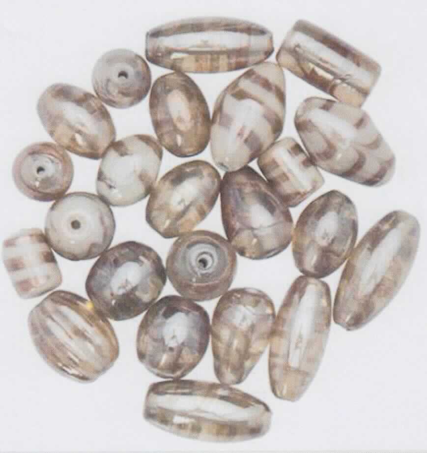 Glasperlen, sog. Glasperlenmix, Art.-Nr. 52258, Abbildung siehe Anlage, 
- annähernd runde und zylinderförmige, cremefarbene, massive Perlen aus vollständig durchbohrtem Glas, 
- mit einem Durchmesser von max ca. 15 mm und einer Höhe von max ca. 20 mm, 
- nicht geschliffen und mechanisch poliert, da die Perlen weder glatte oder scharfkantig abgegrenzte Schleifflächen 
  (Facetten) noch einen geschliffenen Lochrand aufweisen, 
- keine Nachahmung von echten Perlen, Zuchtperlen, Edel-, oder Schmucksteinen, 
- zum Herstellen von z.B. Halsketten u. ä. bestimmt, 
- keine Hinweise auf Handarbeit, 
- verpackt in einer handelsüblichen Verkaufsumschließung.

"Glasperlen, nicht geschliffen und mechanisch poliert, nicht handgearbeitet"