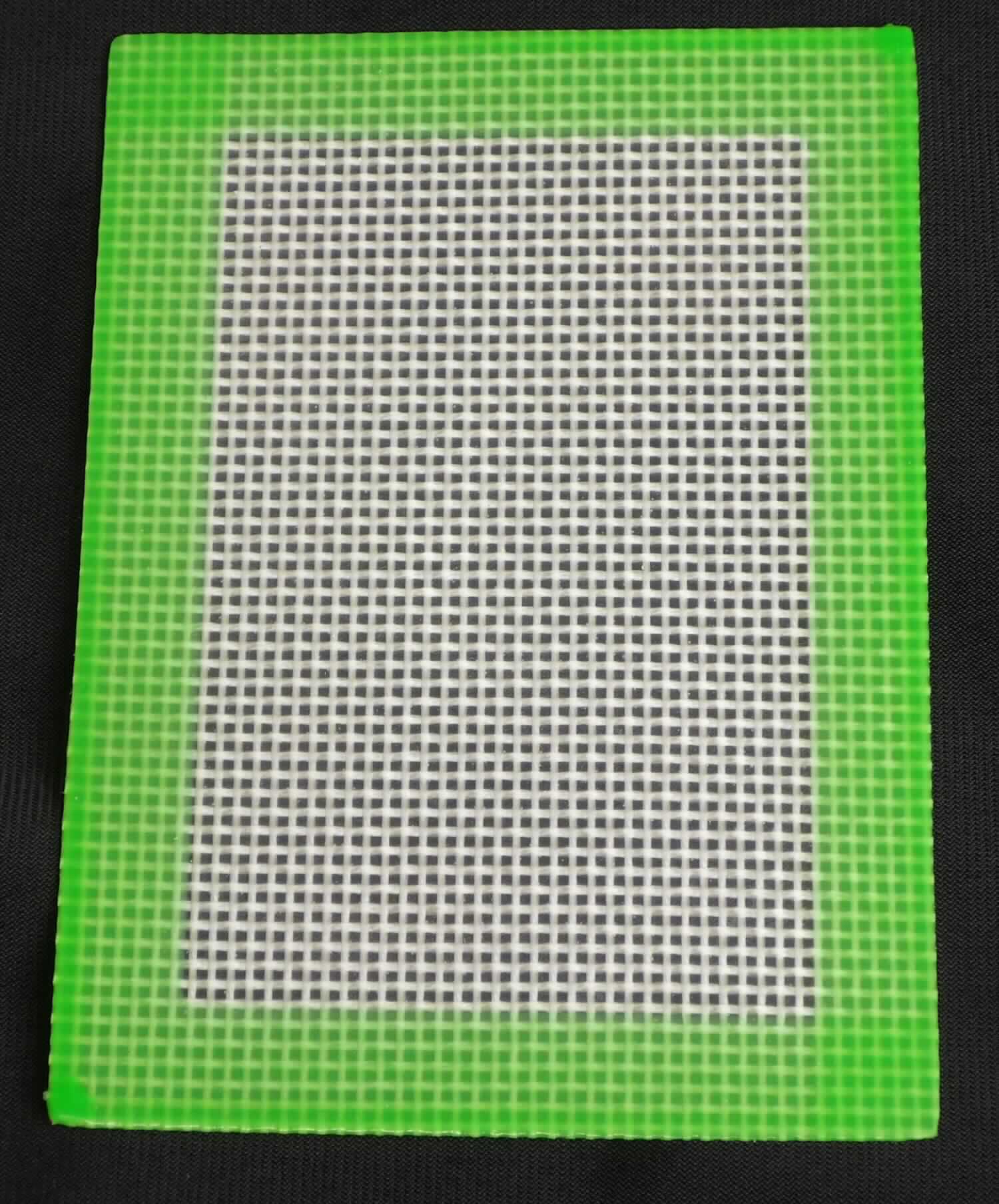 Angaben des Antragstellers:
Silikonmatte, zum Drehen von Zigaretten

Feststellungen an einem Warenmuster:
Es wurde eine transparente, elastische, rechteckige Folie mit einem eingebetteten Gewebe vorgelegt. An den Rändern ist ein ca. 1 cm breiter Streifen grün eingefärbt.
Abmessungen: ca. 11,5 x 8,2 cm
Dicke: ca. 720 µm

Befund:
Es liegt eine glasfaserverstärkte Kunststofffolie aus Silikon im Sinne der Unterposition (KN) 3921 9055 vor.