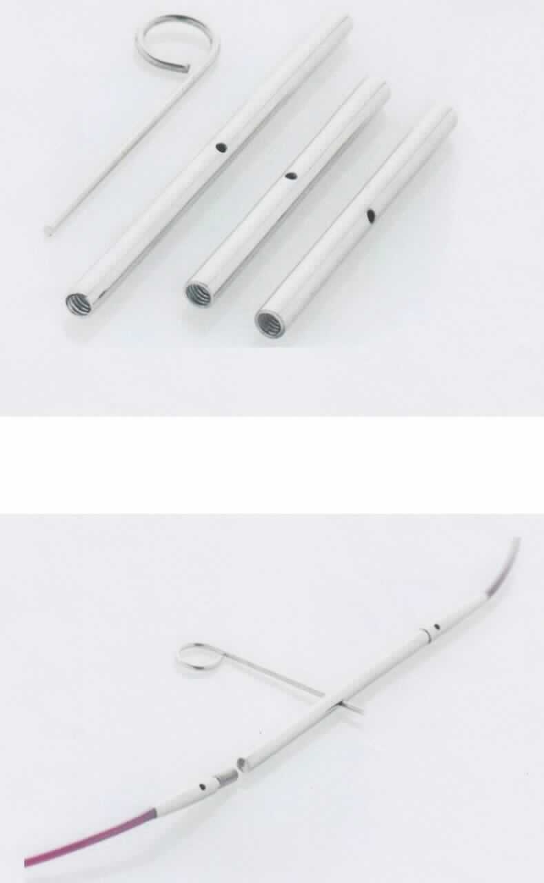 Es handelt sich um Zusammenstellungen der nachstehend beschrieben Erzeugnisse, die gemeinsam mit einem bedruckten Papiereinleger in einem sog. Polybeutel verpackt sind:
1. Drei hohlzylindrische Erzeugnisse aus einer Kupfer-Zink-Legierung mit
    gewichtsmäßig vorherrschendem Kupfergehalt (Messing), die an beiden
    Enden ein metrisches Innengewinde und mittig eine Querbohrung 
    aufweisen. Die sog. Seilverbinder sind etwa 3,5 und 5,0 cm lang und dienen 
    als Verbindungselemente bei der Verlängerung von Nadelseilen.
2. Ein etwa 3,5 cm langes Erzeugnis aus Stahl in Gestalt eines an einem Ende 
    kreisrund umgebogenen Drahtes. Dieser sog. Schlüssel soll das Auf- und 
    Zuschrauben beim Montieren der Seilverbinder erleichtern.
- Antragstellerangaben -

Abbildung siehe Anlage.

Derartige Erzeugnisse gehören als "Muttern aus Kupfer, mit Gewinde" zum TARIC-Code 7415 33 00 00, da es sich zolltarifrechtlich um eine Warenzusammenstellung in Aufmachung für den Einzelverkauf handelt, deren wesentlicher Charakter nach der Menge und der Bedeutung für die Verwendung durch die Seilverbinder bestimmt wird.