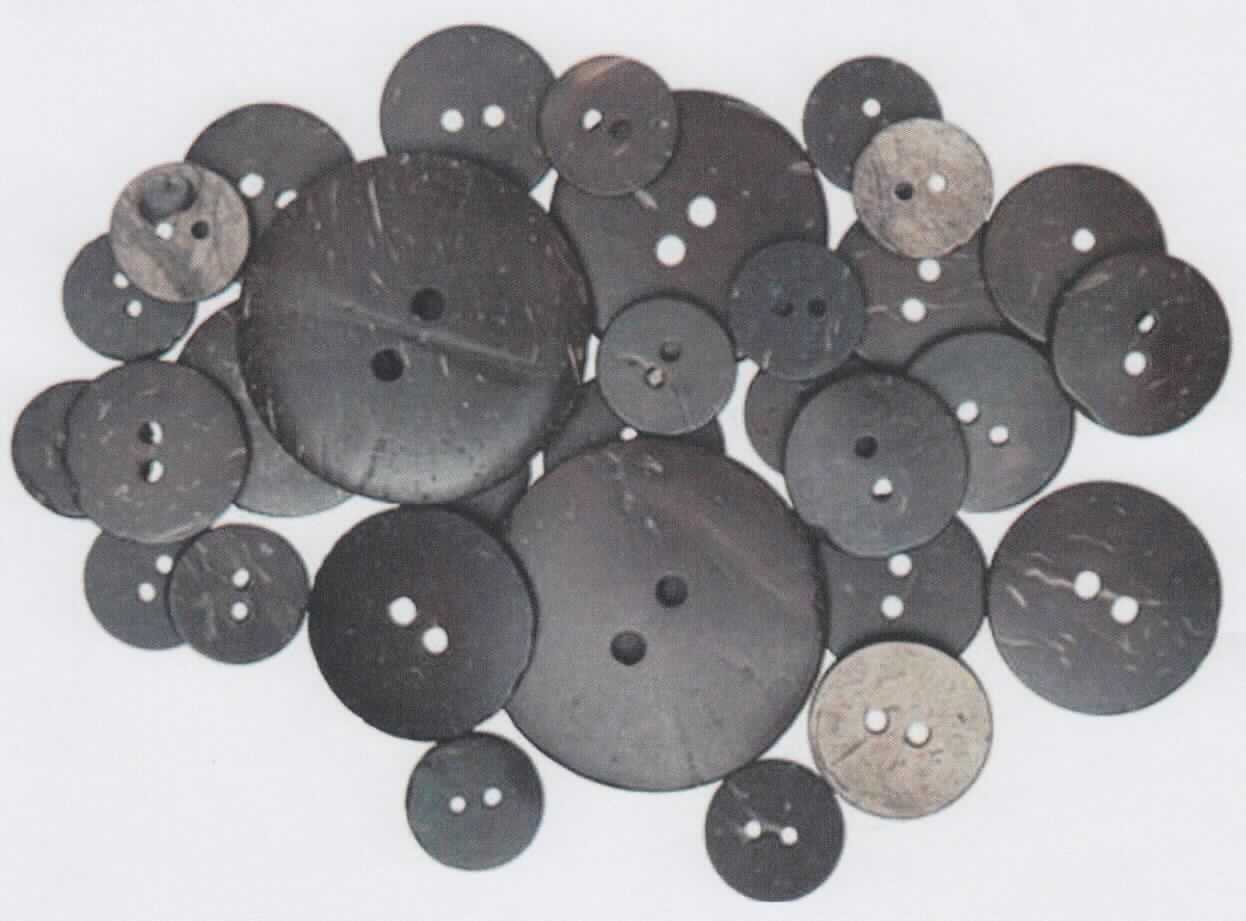 Gemäß Antragsangaben handelt es sich um 50 gemeinsam verpackte, flache, runde Knöpfe (Art. 50754), die aus Kokosnuss bestehen, einen Durchmesser von 1,4 bis 3,8 cm besitzen und in der Mitte mit zwei Löchern zum Befestigen versehen sind.
Das Erzeugnis ist zum Annähen an Wäsche o. Ä. bestimmt.

Eine Einreihung in die Position 9602 ("Ware aus pflanzlichen Schnitzstoffen") ist ausgeschlossen, da die Ware in der Position 9606 ("Knopf") genauer bezeichnet ist.

Die Ware ist als "Knopf, kein Druckknopf, nicht aus Kunststoff oder unedlem Metall" einzureihen.