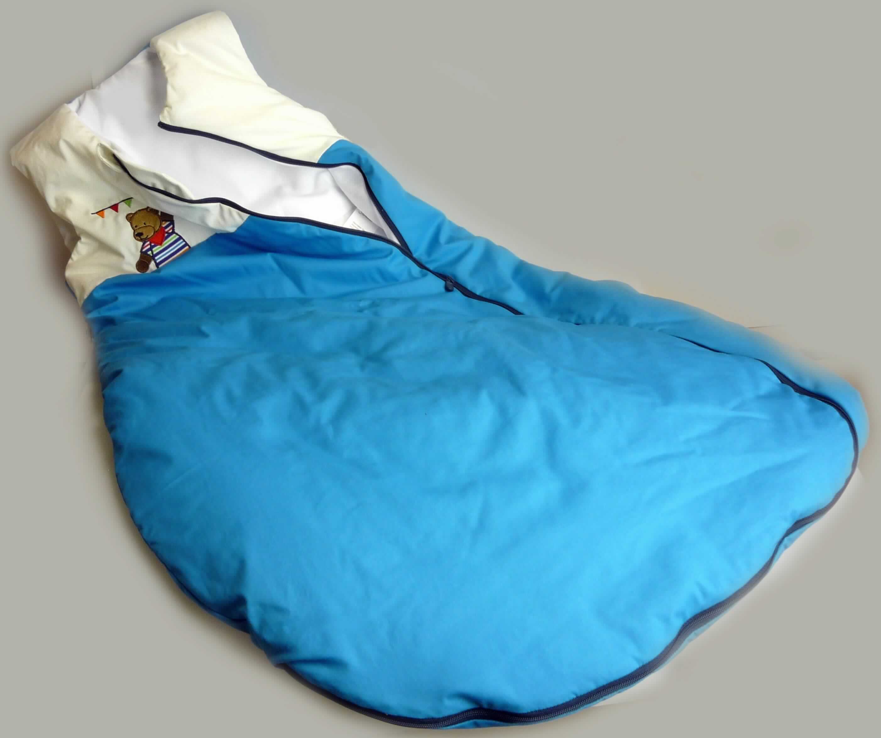 Schlafkleidung, sog. Schlafsack, Art. 9581606, Foto siehe Anlage,
- aus ca. 0,5 mm dicken, verschiedenen einfarbigen Geweben aus laut Antrag 60 % Baumwolle und 
  40 % Polyester (synthetische Chemiefasern),
- mit einer Länge von laut Antrag 110 cm,
- durchgehend wattiert gefüttert,
- mit einem runden Ausschnitt,
- vorn mit einer schräg nach links verlaufenden und bis zum rechten Rand weiterführenden Öffnung mit 
  Reißverschluss, am oberen Rand mit einer kurzen, von rechts auf links überlappenden Patte (Mädchenkleidung),
- vorn im Brustbereich mit Applikation verziert,
- ärmellos,
- aufgrund der Länge/Größe nicht für Kleinkinder mit einer Körpergröße von bis zu 86 cm bestimmt, somit 
  keine Kleidung der Position 6209,
- dient als Schlafkleidung für Kinder, somit keine Ware der Position 9404,
- keine Arbeits- und Berufskleidung.

"Kleidung, andere als in den Positionen 6201 bis 6210 und in den Unterpositionen 6211 11 bis 6211 20 genannte, 
 aus Geweben, für Mädchen, aus Baumwolle, andere als in den Unterpositionen 6211 4210 bis 6211 4242 
 genannte"