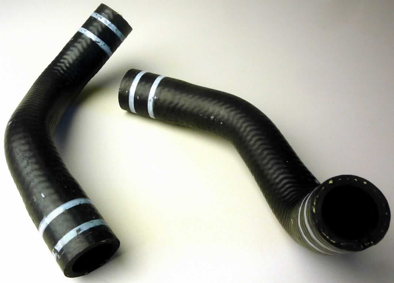 Angabe des Antragstellers: 
Wasserzulaufschlauch
Verwendungszweck: Wasserzuleitung - Einbau in der Heizung im Kfz.
Material: EPDM-Kautschuk, Aramid

Untersuchungsergebnisse an Warenmustern:
Zweimal gekrümmte Schläuche aus einem schwarzen, elastischen Material mit einer gelben Gewebeeinlage (Länge: ca. 18 cm; Außendurchmesser: ca. 2,4 cm; Innendurchmesser: ca. 1,7 cm).

Befund:
Es liegen ausschließlich mit Spinnstoff verstärkte Schläuche aus Weichkautschuk ohne Formstücke, Verschlussstücke oder Verbindungsstücke im Sinne der Unterposition 4009 3100 vor.