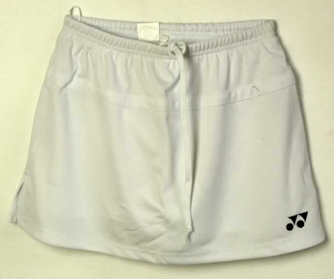Rock, sog. Skirt, Artikel YTL - 8112E, Farbe: White, Größe L, Foto siehe Anlage,
- in einem Polybeutel für den Einzelverkauf aufgemacht,
- aus 0,8 mm dicken, einfarbigen (weißen) Gewirken aus laut Antrag 100% Polyester
  (synthetische Chemiefasern),
- über den Schritt reichend (Seitenlänge: 35 cm),
- in der Taille abschließend; mit einem elastischen Taillenbund mit Tunnelzug,
- ohne Öffnung und ohne Verschluss,
- innen am Bund mit einer dauerhaft angenähten kurzen Hose, die kürzer gearbeitet ist
  als der Rock, so dass die Hosenbeine nicht zu sehen sind,
- mit einem Firmenlogo bestickt,
- mit zwei 10 cm hoch reichenden Seitenschlitzen,
- am unteren Rand und an den Beinabschlüssen gesäumt,
- nach dem Schnitt und dem Gesamteindruck handelt es sich um einen Rock (somit keine 
  kurze Hose der Unterposition 6104 6300).

"Rock aus Gewirken, für Frauen, aus synthetischen Chemiefasern"