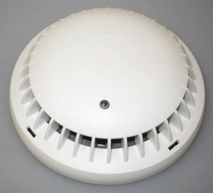 Unvollständiger elektronischer Rauchmelder, im Wesentlichen bestehend aus einem halbkugelförmigen Gehäuse aus Kunststoff mit einer Gesamthöhe von ca. 29 mm und einem Durchmesser von ca. 97 mm, in dem sich u.a. eine Leiterplatte mit einer Sende- und einer Empfängerdiode, ein Mikrocontroller sowie weiteren aktiven und passiven Bauelementen befindet (siehe Abbildung in der Anlage). Der Rauchmelder arbeitet nach dem so genannten Streulichtverfahren (Tyndall-Effekt). Hierbei befinden sich in der Messkammer die beiden Dioden, wobei im Normalfall (keine Rauchentwicklung) der ausgesendete Lichtstrahl die Fotodiode nicht trifft. Durch Eindringen von Rauch oder anderen Schmutzpartikeln wird der Lichtstrahl gestreut und trifft auf die Fotodiode. Dadurch erhöht sich der Sperrstrom der Fotodiode. Diese Veränderung wird an eine externe Steuereinheit (nicht Gegenstand dieser vZTA) weitergegeben, die gegebenenfalls einen Alarm auslöst.
Der Rauchmelder selbst verfügt über keine optische oder akustische Signaleinrichtung. Er wird mit einem dazugehörenden Deckensockel (nicht Gegenstand dieser vZTA) vervollständigt. Das Gerät wird in einem Karton geliefert.
Die Ware wird als "elektronisches Gerät für physikalische oder chemische Untersuchungen von Gasen oder Rauch" eingereiht.