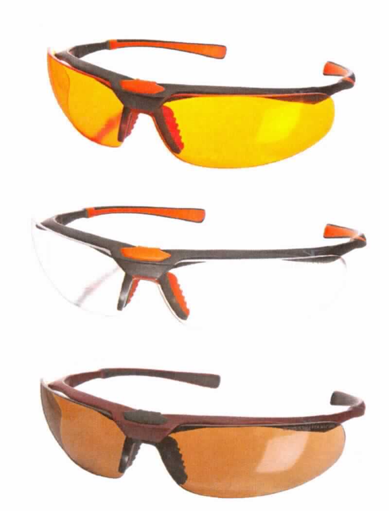 Sog. Schutzbrillen, in verschiedenen Ausführungen, im Wesentlichen bestehend aus einem schwarzen oder kastanienbraunen Kunststoff-Brillengestell, das jeweils zwei gewölbte Brillengläser aus Polycarbonat (entweder orange-, klar- oder braungetönt) umschließt und den Augenbereich auch seitlich abdeckt.

äußere Form: siehe Abbildung in der Anlage

Die orangefarbenen Gläser dienen als Schutz gegen UV-Strahlung aus Polymerisationsleuchten. Die klaren Gläser dienen zum Schutz vor Chemikalienspritzern und die braunen Gläser zum Schutz gegen alle Arten von intensivem Tageslicht und sollen in zahnärztlicher Praxisumgebung je Anforderung Verwendung finden.

Die Ware wird als "Schutzbrille mit Brillengläsern aus Kunststoff" eingereiht.