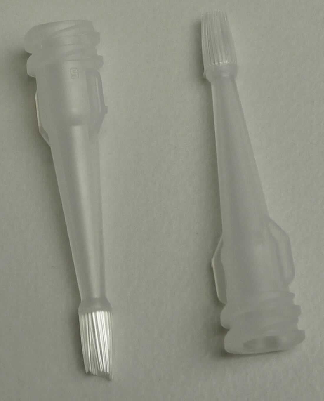 Sog. Spritzenansätze SoftEZ Tip, in Form einer konischen, hohlen, ca. 35 mm langen Kanüle aus Kunststoff, einseitig mit einem Luer-Lock-Anschluss, auf der anderen Seite mit einem ca. 6 mm herausstehenden, eingefassten, weißen Borstenbündel aus Kunststoff.
Äußere Form: siehe Abbildung in der Anlage.
Die Bürsten werden mittels des Luer-Lock-Anschlusses an einer Spritze (nicht Gegenstand dieser vZTA-Entscheidung) angebracht und dienen zum kontrollierten Applizieren und gleichzeitigen Einbürsten von Fluorid-Lack (ebenfalls nicht Gegenstand dieser vZTA-Entscheidung) zur Kariesprävention im Patientenmund im zahnmedizinischen Bereich.
Sie befinden sich zu 50 bzw. 100 Stück in einer handelsüblichen Verkaufsumschließung, Art.-Nr. 4712 bzw. 4711.

Die Ware wird als "medizinisches Instrument in Form Kanüle, nicht von den Unterpositionen (KN) 9018 3110 bis 9018 3290 erfasst" eingereiht.