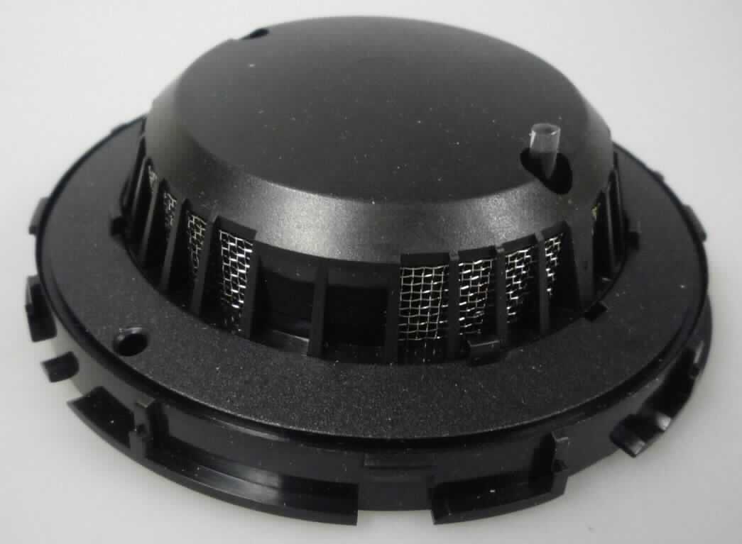 Unvollständiger elektronischer Rauchmelder, im Wesentlichen bestehend aus einem Gehäuse aus Kunststoff mit einer Gesamthöhe von ca. 28 mm und einem Durchmesser von ca. 89 mm, in dem sich u.a. eine Leiterplatte mit einer Sende- und einer Empfängerdiode, ein Mikrocontroller sowie weiteren aktiven und passiven Bauelementen befindet (siehe Abbildung in der Anlage). Der Rauchmelder arbeitet nach dem so genannten Streulichtverfahren (Tyndall-Effekt). Hierbei befinden sich in der Messkammer die beiden Dioden, wobei im Normalfall (keine Rauchentwicklung) der ausgesendete Lichtstrahl die Fotodiode nicht trifft. Durch Eindringen von Rauch oder anderen Schmutzpartikeln wird der Lichtstrahl gestreut und trifft auf die Fotodiode. Dadurch erhöht sich der Sperrstrom der Fotodiode. Diese Veränderung wird an eine externe Steuereinheit (nicht Gegenstand dieser vZTA) weitergegeben, die gegebenenfalls einen Alarm auslöst.
Der Rauchmelder selbst verfügt über keine optische oder akustische Signaleinrichtung. Er wird mit einem dazugehörenden Deckensockel und einer Haube (beide nicht Gegenstand dieser vZTA) vervollständigt. Das Gerät wird in einem Karton geliefert.
Die Ware wird als "elektronisches Gerät für physikalische oder chemische Untersuchungen von Gasen oder Rauch" eingereiht.