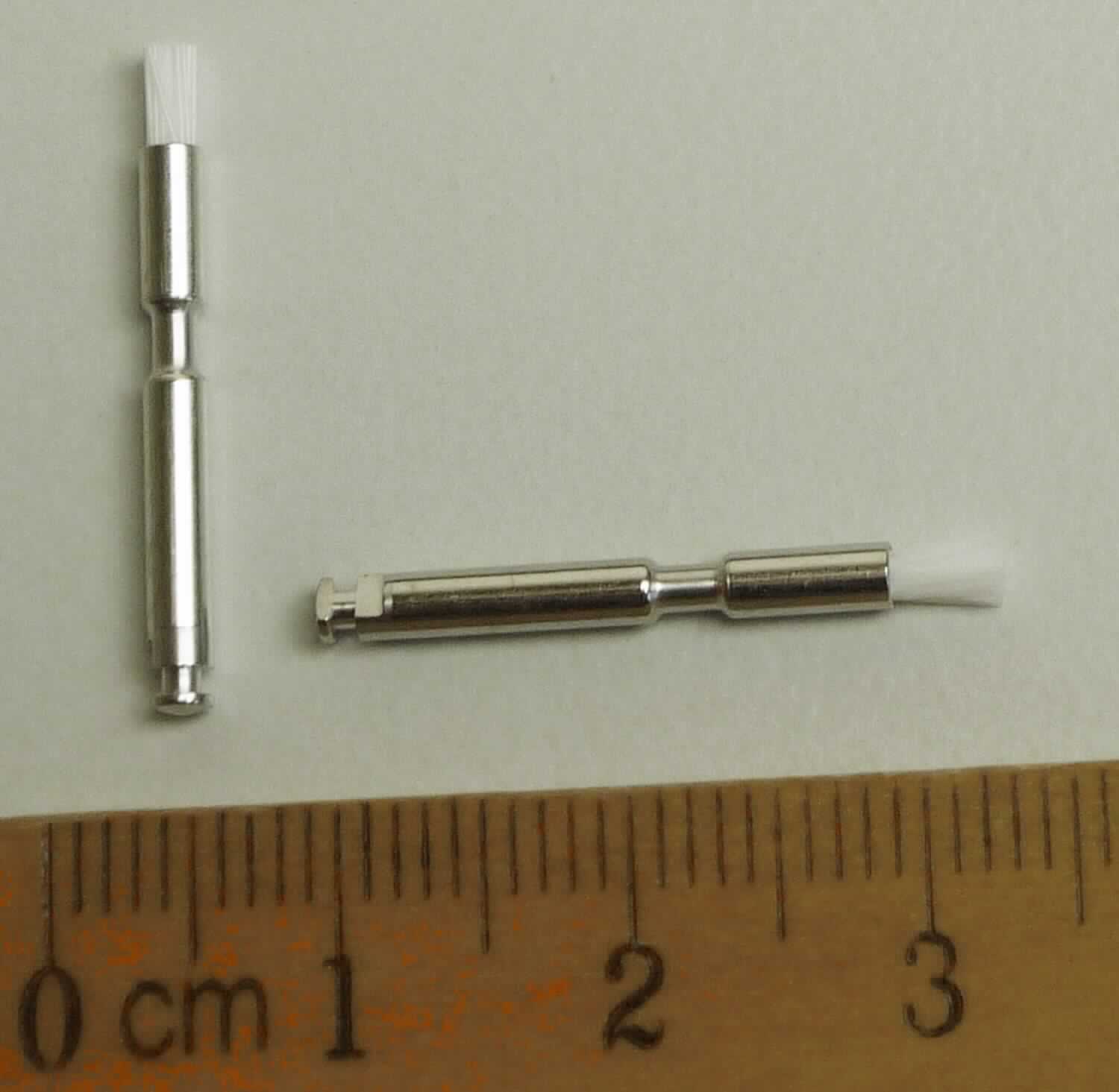 Mikro-Reinigungsbürsten, sog. STARbrush, in Abpackungen zu 30, 50 bzw. 100 Stück, Art.-Nr. 1091, 1092 bzw. 1093, bestehend aus einem ca. 2 cm langen Metallröhrchen, einseitig mit einer Einkerbung am Ende (sog. Mandrell), auf der anderen Seite mit einem ca. 4 mm herausstehenden, eingefassten, weißen Nylonborstenbündel.
Äußere Form: siehe Abbildung in der Anlage.
Die Reinigungsbürsten werden im Handstück einer Dentalbohrmaschine (nicht Gegenstand dieser vZTA-Entscheidung) in der zahnärztlichen Praxis befestigt und dienen zur Reinigung von Zahnbereichen mit beschränktem Zugang, z. B. zum intrakoronalen als auch zum extrakoronalen Einsatz vor der Befestigung von Füllungen, Inlays, Onlays und Kronen, zum Entfernen überschüssigen provisorischen Zements, zur Reinigung von Zähnen mit Brackets oder zur Reinigung vor einer Versiegelung (sämtlich nicht Gegenstand dieser vZTA-Entscheidung).

Die Ware wird als "Zubehör, erkennbar hauptsächlich für ein zahnärztliches Instrument bestimmt, Bürste zur Verwendung in Dentalbohrmaschinen, nicht von den Unterpositionen (KN) 9018 1100 bis 9018 4100 erfasst" eingereiht.