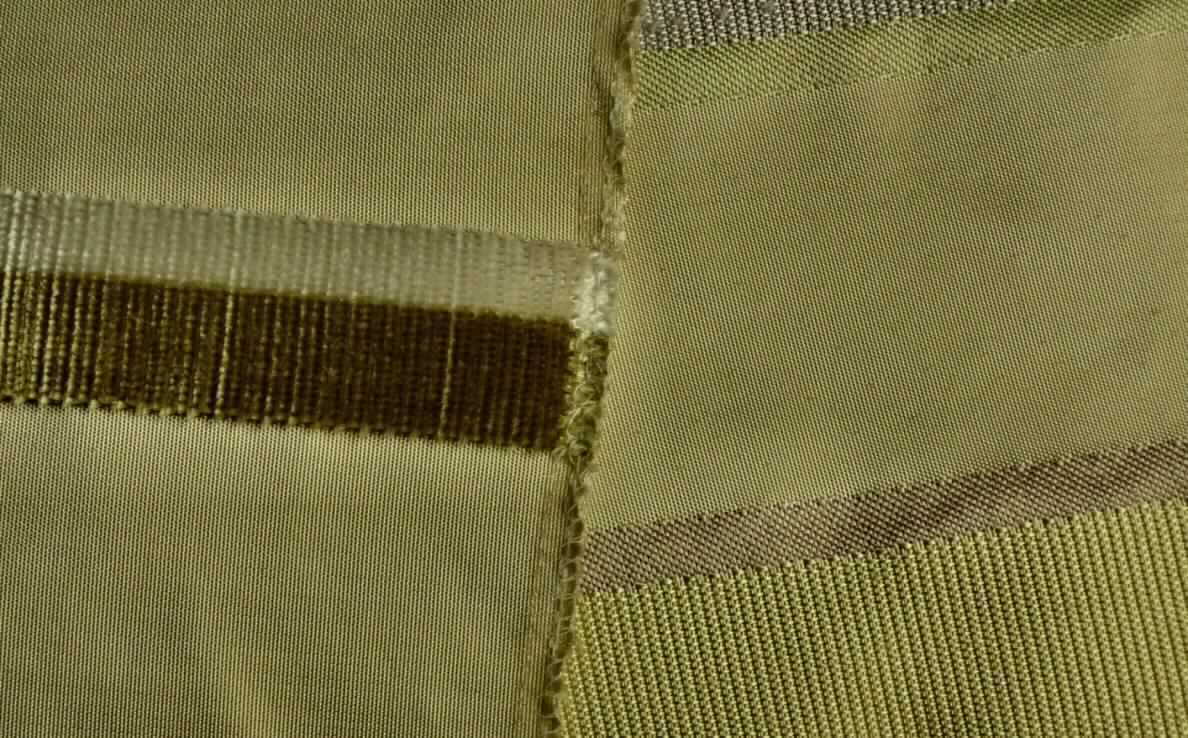 Samtgewebe, sog. Jaquardvelours Arlecin, Artikel 2602, Foto siehe Anlage,
- als Meterware; laut Antrag mit einer Breite von 140 cm,
- laut Untersuchungsergebnis:
-- Kettsamt-Gewebe,
-- mit einem Flor aus Viskose (künstliche Chemiefasern) und einem Grundgewebe aus Seide,
-- aufgeschnitten.

"Samt, gewebt, keine Ware der Positionen 5802 oder 5806, aus Chemiefasern, Kettsamt"