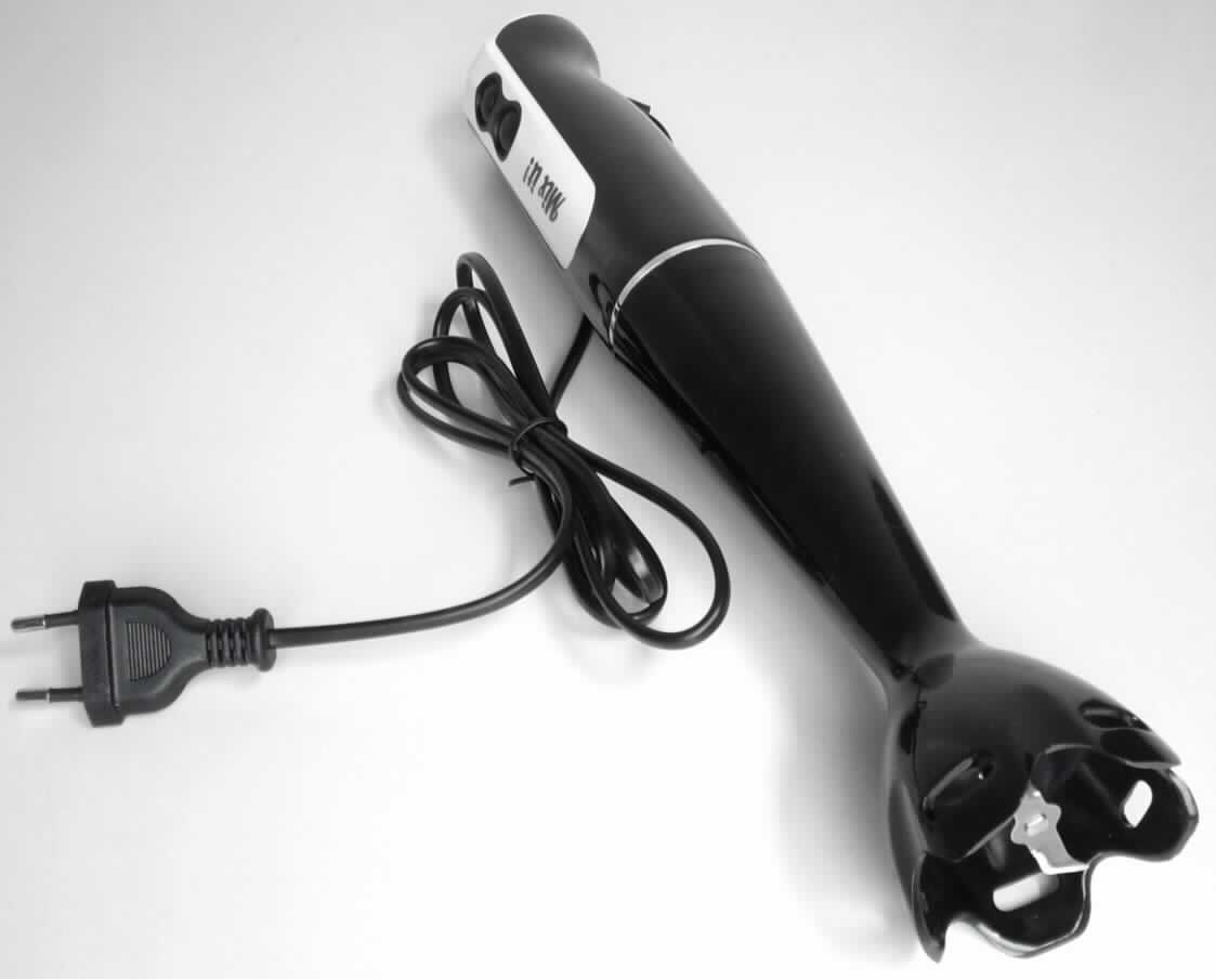 Stabmixer,
- aus einem länglichen Kunststoffgehäuse mit eingebautem Elektromotor (Leistung: 300 W), 
  An-/Aus-Schalter, Turbotaste, abnehmbarem Mixfuß und Netzanschluss (Abbildung siehe Anlage),
- zum Zerkleinern, Pürieren und Mischen von Lebensmitteln, zur Verwendung im Haushalt.

"Elektromechanisches Haushaltsgerät mit eingebautem Elektromotor, Lebensmittelzerkleinerungs- und -mischgerät - Stabmixer"