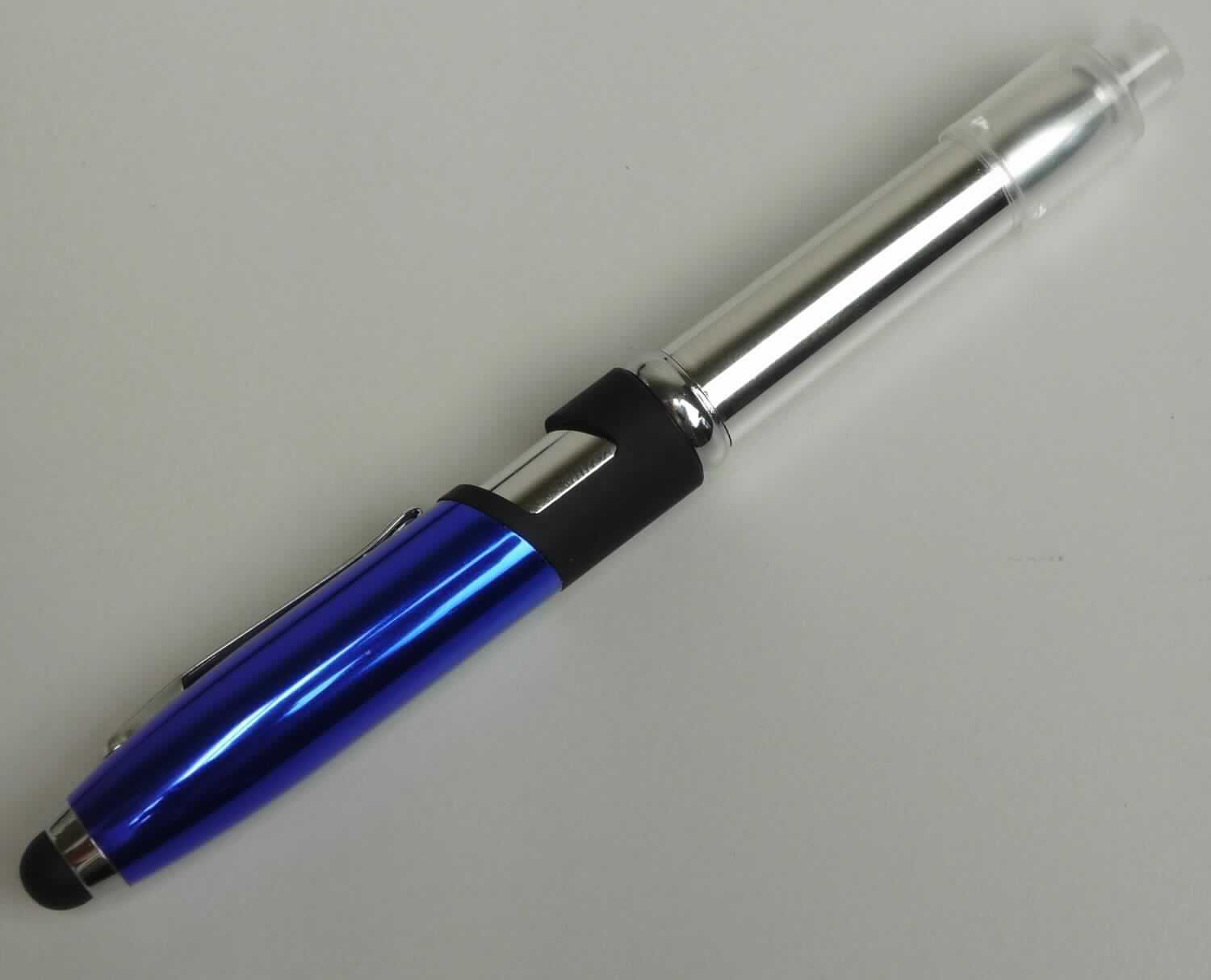 Bei dem "LED-Touch Pen" handelt es sich um eine aus verschiedenen Bestandteilen zusammengesetzte Ware, bestehend aus: 

-	einem Kugelschreibergehäuse aus Kunststoff mit auswechselbarer Mine und nicht flüssiger Tinte (Länge = 13 cm)

-	einer abnehmbaren Kunststoffkappe mit Halteclip aus unedlem Metall und einer Einkerbung, die als lose Halterung für Mobiltelefone dienen soll

-	einem am hinteren Ende befindlichen elektrischen LED-Licht mit abnehmbarer Schutzkappe aus Kunststoff, das durch einen Druckmechanismus bedient wird

-	einem Eingabestift für berührungsempfindliche Bildschirme (hier kapazitive) mit gummiartiger Halbkugel aus leitungsfähigem Material.

Der Kugelschreiber bestimmt im Hinblick auf den Umfang, den Gesamteindruck und die Bedeutung für die Verwendung den Charakter der zusammengesetzten Ware.  
Die in einer Kunststofftüte verpackte Ware wird als "Kugelschreiber, nicht mit flüssiger Tinte, mit auswechselbarer Mine" eingereiht.