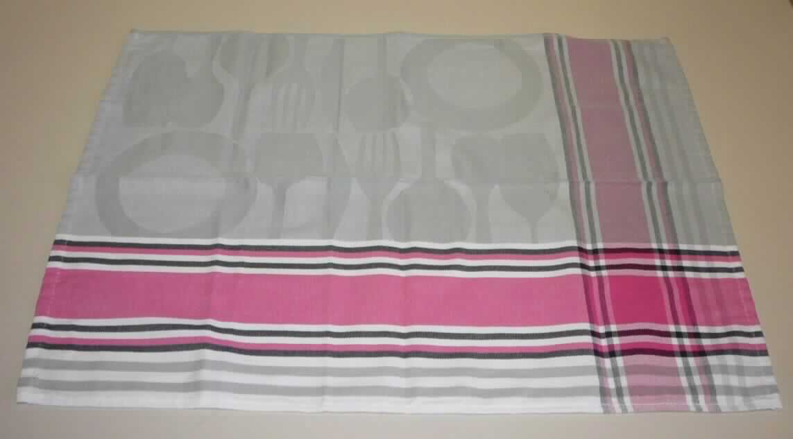 Küchenwäsche, sog. Küchengeschirrtuch, Foto siehe Anlage,
- rechteckig; mit den Abmessungen (L x B): ca. 72 cm x 51 cm,
- aus buntgewebten Geweben aus laut Antrag 100 % Baumwolle,
- an den Rändern durch Umschlagen und Festnähen gesäumt (somit konfektioniert),
- wird üblicherweise gewaschen.

"Küchenwäsche, aus Spinnstoffen, nicht aus Frottierware, aus Baumwolle, nicht nach dem Batik-Verfahren 
 handbedruckt""