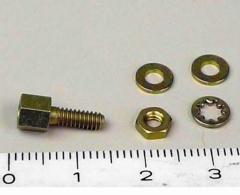 Es handelt sich um Zusammenstellungen der nachstehend beschriebenen Waren, die gemeinsam in Steckverbindern verbaut werden, um diese mit einem entsprechenden Gegenstück zu verbinden:

1. Insgesamt 100 Schrauben aus einer Kupfer-Zink-Legierung mit gewichtsmäßig
    vorherrschendem Kupfergehalt (Messing),  mit einem etwa 4 mm langen 
    Außensechskantkopf mit Innengewinde, mit einem bis zum Kopf reichendem 
    metrischen Gewinde und stumpfem Gewindeende (Gesamtlänge etwa 13 mm; 
    Gewindedurchmesser etwa 3 mm); 

2. Insgesamt 100 aus vollem Material gedrehte Sechskantmuttern aus Stahl (kein 
    nicht rostender Stahl), die mit einem Innengewinde (Lochweite etwa 2 mm) 
    versehen sind und eine Breite von etwa 5 mm aufweisen; 

3. Insgesamt 200 kreisrunde, flache Scheiben aus Stahl (kein nicht rostender Stahl), 
    die mittig mit einer kreisrunden Lochung versehen sind und einen 
    Außendurchmesser von etwa 6 mm aufweisen;

4. Insgesamt 100 kreisrunde Scheiben aus Stahl (kein nicht rostender Stahl), die 
    mittig mit einer Lochung  mit Innenzahnung versehen sind und einen 
    Außendurchmesser von etwa 6 mm aufweisen;

Die unter 1. bis 4. beschriebenen Erzeugnisse sind in jeweils einem Druckverschlussbeutel aus Kunststoff verpackt. Die vier Beutel sind zusammengeheftet. Zehn dieser  "4-fach Beutel" sind in einem Karton verpackt.
- Antragstellerangaben -

Abbildungen siehe Anlagen.

Derartige Erzeugnisse gehören als "Schrauben aus Kupfer" zum TARIC-Code 7415 3300 00, da es sich zolltarifrechtlich um eine Warenzusammenstellung in Aufmachung für den Einzelverkauf handelt, deren wesentlicher Charakter nach dem Gewicht und nach der Bedeutung für die Verwendung durch die unter 1. beschriebenen Schrauben bestimmt wird.