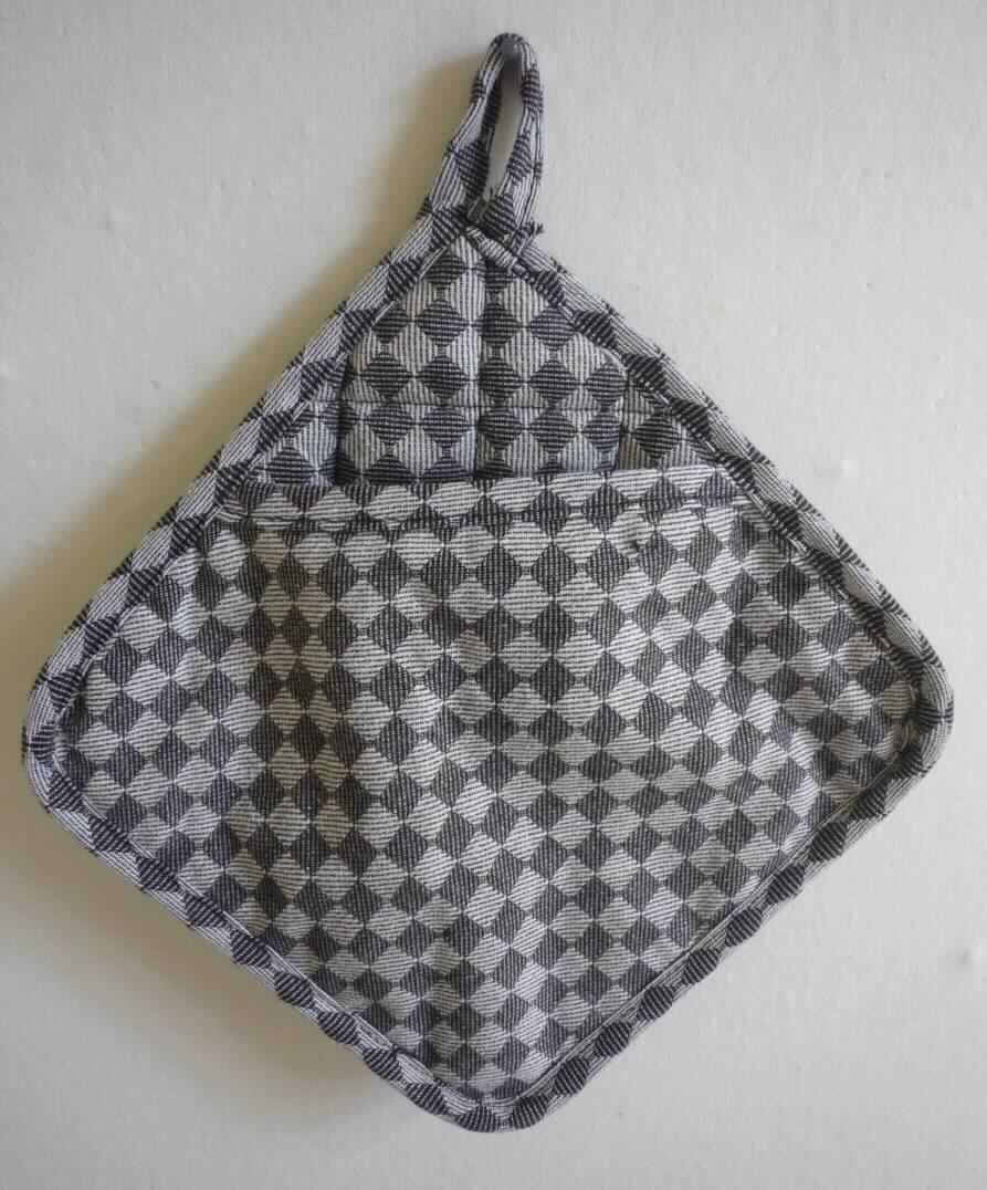 Küchenwäsche, sog. Topflappen, Foto siehe Anlagen,
- quadratisch, mit den Abmessungen (L x B): ca. 21 cm x 21 cm,
- aus einem ca. 4,8 mm dicken, dreilagigen, abgeteilt versteppten Verbunderzeugnis der Position 5811 mit 
  Außenlagen aus buntgewebten Geweben aus laut Antrag 100 % Baumwolle und einer Zwischenlage aus 
  Wattierungsstoff sowie einem das vorstehende Verbunderzeugnis fast vollständig (bis auf eine Ecke) 
  bedeckenden Zuschnitt aus dem oben genannten Gewebe,
- an allen Rändern mit einem Streifen aus dem oben genannten Gewebe eingefasst, mit Aufhängeschlaufe,
- wird über die Hand gezogen und dient als Topflappen; ohne ausgearbeitete Finger und Daumen 
  (somit keine Ware der Position 6216).

"Küchenwäsche, nicht aus Frottierware, aus Baumwolle, nicht nach dem Batik-Verfahren handbedruckt"