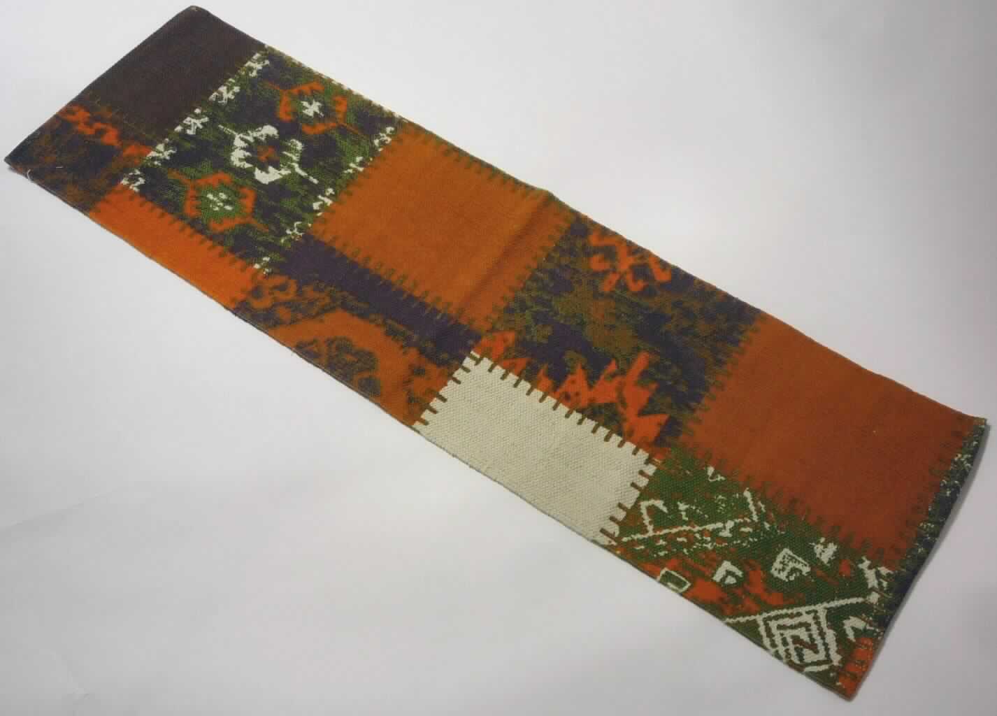 Teppich, sog. Tischläufer, Art. 1458700, Foto siehe Anlage,
- rechteckig, mit den Abmessungen von ca. 140 cm x 41 cm,
- aus ca. 3 mm dicken, bedruckten Geweben aus laut Antrag 100 % Baumwolle; ohne Flor,
- an den Längsseiten mit echten Webkanten, an den Schmalseiten durch Umschlagen und Festnähen gesäumt
  (somit konfektioniert),
- kein Kelim, Sumak, Karamanie oder ähnlicher handgewebter Teppich; nicht aus Kokosfasern,
- kennzeichnet sich aufgrund seiner Dicke, Steifheit und Widerstandsfähigkeit als Fußbodenbelag, somit keine 
  Ware der Position 6302.

"Teppich, aus Spinnstoffen, gewebt, weder getuftet noch beflockt, konfektioniert, kein Kelim, Sumak, Karamanie
 und ähnlicher handgewebter Teppich, kein Fußbodenbelag aus Kokosfasern, ohne Flor, aus Baumwolle"