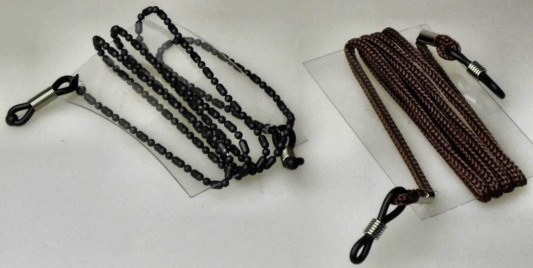 Sog. Brillenkette bzw. Brillenband, in zwei verschiedenen Ausführungen, im Wesentlichen bestehend aus einer ca. 70 cm langen, schwarzen Metallkette mit gummierter Beschichtung bzw.
einer ca. 70 cm langen Kordel aus Nylon. An den Enden ist die Ware jeweils mit einer elastischen Schlaufe (augenscheinlich aus Silikon) zum Einhängen der Brillenbügel von verschiedenen Brillen (z. B. Sonnenbrillen, Korrektionsbrillen) versehen. Dazu werden die Schlaufen an den Enden der beiden Brillenbügel befestigt, so dass die Brille um den Hals einer Person getragen werden kann.
Äußere Form: siehe Abbildung in der Anlage.
Die Brillenkette bzw. das Brillenband befinden sich jeweils auf einem Kunststoffträger, dieser wiederum in einer Kunststoff-/ Papierverpackung.

Die Waren werden als "Zubehör, erkennbar hauptsächlich für Brillen der HS-Position 9004 bestimmt" eingereiht.