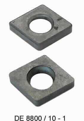 "Unterlegplatten"; es handelt sich um nicht gefasste, rautenförmige Plättchen (Formstücke) mit mittiger Lochung, aus mit Metallen gesinterten Metallcarbiden (Antragstellerangaben; Cermets auf der Grundlage von Wolframcarbid und Cobalt als Bindemittel). Die Erzeugnisse dienen zur Verwendung in auswechselbaren Werkzeugen mit arbeitendem Teil in Form einer Wendeschneidplatte und dienen dort zum genauen Positionieren der Wendeschneidplatte auf dem Grundkörper des Werkzeugs (jeweils nicht Gegenstand der vZTA).

Abbildung siehe Anlage.

Derartige Erzeugnisse gehören als "Formstücke für Werkzeuge, nicht gefasst, aus Cermets, andere als Wendeschneidplatten" zum TARIC-Code 8209 0080 00.