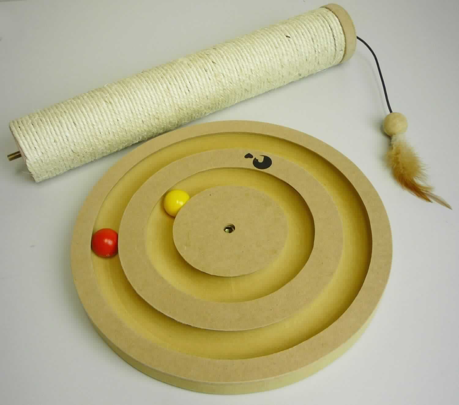 Spielbaum "Scratch & Play", 
- aus einer runden Grundplatte aus Holzfaserplatten (Durchmesser ca. 30 cm, MDF lt. Antrag) mit 
  zwei Rinnen mit Holzkugeln, und einer Pappsäule mit Abdeckung aus Holzfaserplatte und mit Sisalseil 
  umwickelt (Höhe ca. 41,5 cm) sowie einer daran befestigten Holzkugel mit Feder, zerlegt,
- zur spielerischen Unterhaltung von Katzen.
(Abbildung siehe Anlage)

Das Holz aus Holzfaserplatten bestimmt aufgrund des Umfanges den Charakter des Ganzen.

"Andere als in den Positionen 4401 bis 4420 genannte Ware, kein Kleiderbügel, nicht aus Bambus,
 aus Faserplatten, zerlegt (zusammengesetzte Ware aus Holzfaserplatten -charakterbestimmend-, 
 Holz, Pappe und Spinnstoff); sog. Spielbaum"