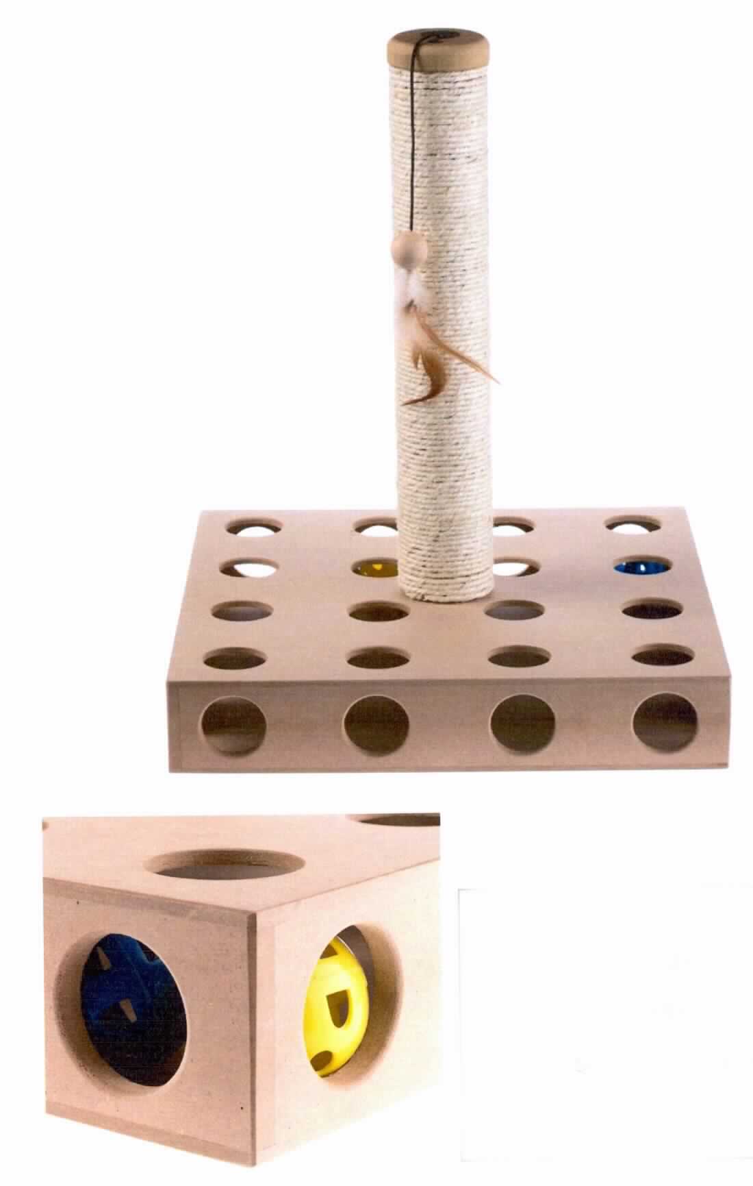 Spielbaum "Scratch & Play Cube", 
- aus einer quadratischen Grundplatte aus Holzfaserplatten (Abmessungen ca. 39 x 39 x 7 cm, 
  MDF lt. Antrag) mit 32 Löchern auf der Oberseite und den Seitenteilen und zwei innenliegenden
  Rasselbällen aus Kunststoff, sowie einer Pappsäule mit Abdeckung aus Holzfaserplatte und mit Sisalseil
  umwickelt (Höhe ca. 41,5 cm) sowie einer daran befestigten Holzkugel mit Feder, zerlegt,
- zur spielerischen Unterhaltung von Katzen.
(Abbildung siehe Anlage)

Das Holz aus Holzfaserplatten bestimmt aufgrund des Umfanges den Charakter des Ganzen.

"Andere als in den Positionen 4401 bis 4420 genannte Ware, kein Kleiderbügel, nicht aus Bambus,
 aus Faserplatten, zerlegt (zusammengesetzte Ware aus Holzfaserplatten -charakterbestimmend-, Kunststoff,
 Pappe und Spinnstoff); sog. Spielbaum"