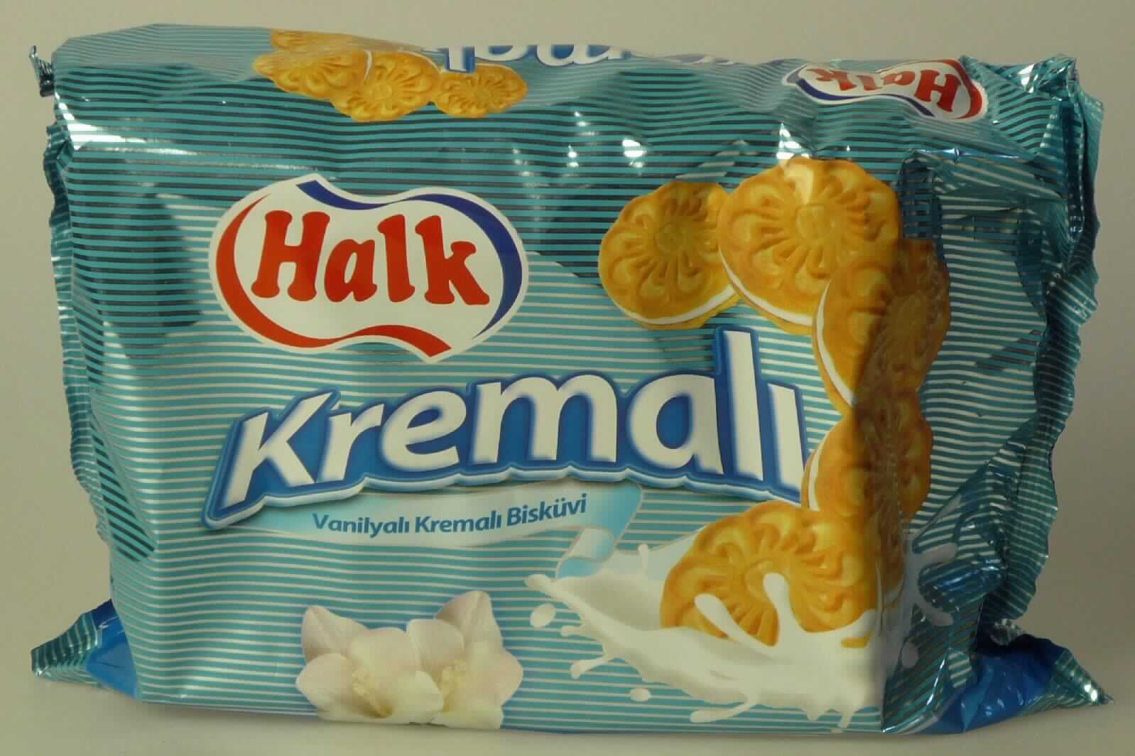 Doppelkekse mit Vanillecremefüllung

Ein Warenmuster in Originalumschließung lag vor.

Bunt bedruckter Schlauchfolienbeutel, darin nicht bedruckte Schlauchfolienbeutel; der Aufdruck enthält Angaben 
zum Erzeugnis (Biskuit mit Vanillinaroma und Creme; 600 g) und zu den Zutaten (siehe Feld 8).
Hellbraune, runde, gemusterte, mit einer weißen Fettcreme gefüllte Doppelkekse (Durchmesser ca. 3,5 cm); Geschmack nach gesüßtem Gebäck und Vanillecreme.

Wassergehalt (Keksanteil; 103°C; Seesand): 12 GHT oder weniger
Fett im Keksanteil: 35 GHT oder weniger 
Stärke/Glucose**: 25 bis weniger als 50 GHT
Saccharose/Invertzucker/Isoglucose*: 5 bis weniger als 30 GHT 
Milchfett***: weniger als 1,5 GHT
Milchprotein***: weniger als 2,5 GHT
 
*  : festgestellt gemäß VO (EG) 900/2008
** : festgestellt gemäß VO (EG) 900/2008, VO (EU) 118/2010
***: Antragsangaben

Backware, gesüßte Kekse, weder mit Schokolade noch mit kakaohaltigen Überzugsmassen überzogen oder bedeckt, mit einem Gehalt an Milchfett von weniger als 8 GHT, Doppelkekse mit Füllung