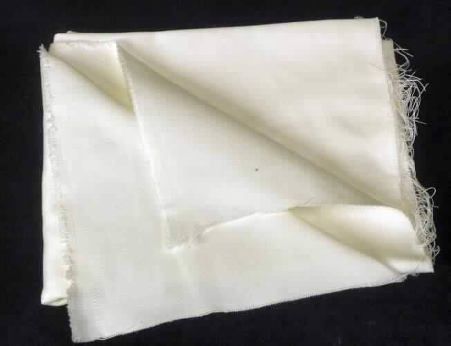 Gewebe, sog. Möbelbezugsstoff, Foto siehe Anlage,
- als Meterware mit einer Breite laut Antrag von ca. 159 cm,
- laut Untersuchungsergebnis:
-- aus 100% Baumwolle, 
-- mit einem Quadratmetergewicht von 298 g,
-- gebleicht,
-- in 4-bindiger Köperbindung.

"Gewebe aus Baumwolle, mit einem Anteil an Baumwolle von mehr als 85 GHT und mit 
 einem Quadratmetergewicht von mehr als 200 g, gebleicht, in 4-bindigem Köper"
