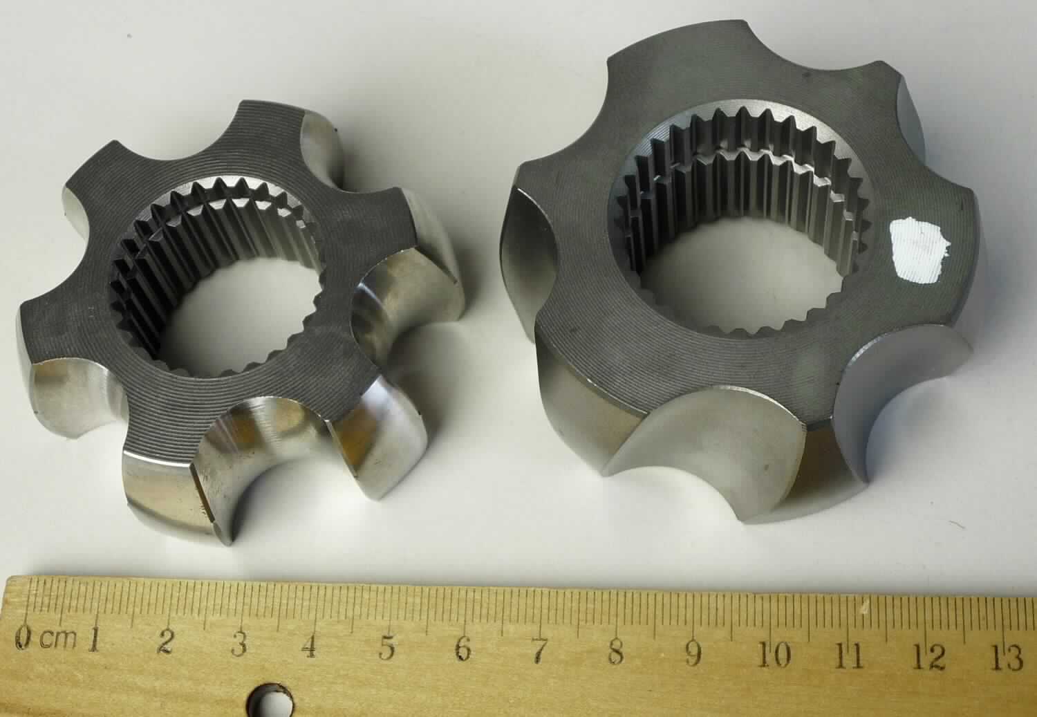 Zahnradähnliches Bauteil (Stern), Foto siehe Anlage,
- speziell gefertigtes, sternförmiges Erzeugnis aus unedlem Metall (lt. Antrag Stahl),
- mit einem größten Außendurchmesser von max. ca. 60 mm und einer Höhe von ca. 25 mm bis
  ca. 33 mm, 
- mit sechs, ca. 10 mm bis ca. 20 mm breiten Nocken,
- innen mit zentrischer Öffnung (Durchmesser ca. 30 bis ca. 33 mm) mit gerader Verzahnung 
  und umlaufender Führungsnut,
- in den Bahnen der sechs Nocken werden nach Bearbeitung Kugeln eingefügt, die in ein 
  Gegenstück (Glocke) greifen und somit ein homokinetisches Antriebswellengelenk für 
  Kraftfahrzeuge bilden, 
- laut Antrag zur industriellen Montage von Kraftfahrzeugen der Position 8703 bestimmt,
- aufgrund der objektiven Merkmale (u. a. Form und Abmessungen) erkennbar hauptsächlich für
  Kraftfahrzeuge des Kapitels 87 bestimmt,
- keine Einreihung in die Position 8483, da sich die Ware nicht als Teil eines Motors, sondern
  als Teil einer Antriebsachse darstellt.

"Teil eines Kraftfahrzeuges der Position 8703 (Stern), Teil einer Triebachse mit Differenzial,
 für die industrielle Montage von Kraftfahrzeugen der Position 8703"