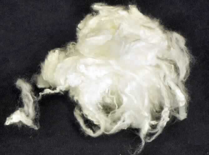 Künstliche Spinnfaser, Foto siehe Anlage
- laut Untersuchungsergebnis 
-- aus 100 % Viskose (künstliche Spinnfasern),
-- mit einer Faserlänge von etwa 3 - 4 cm,
-- weder gekrempelt noch gekämmt,
-- noch anders für die Spinnerei bearbeitet.

"Künstliche Spinnfasern, weder gekrempelt noch gekämmt 
 noch anders für die Spinnerei bearbeitet, aus Viskose"