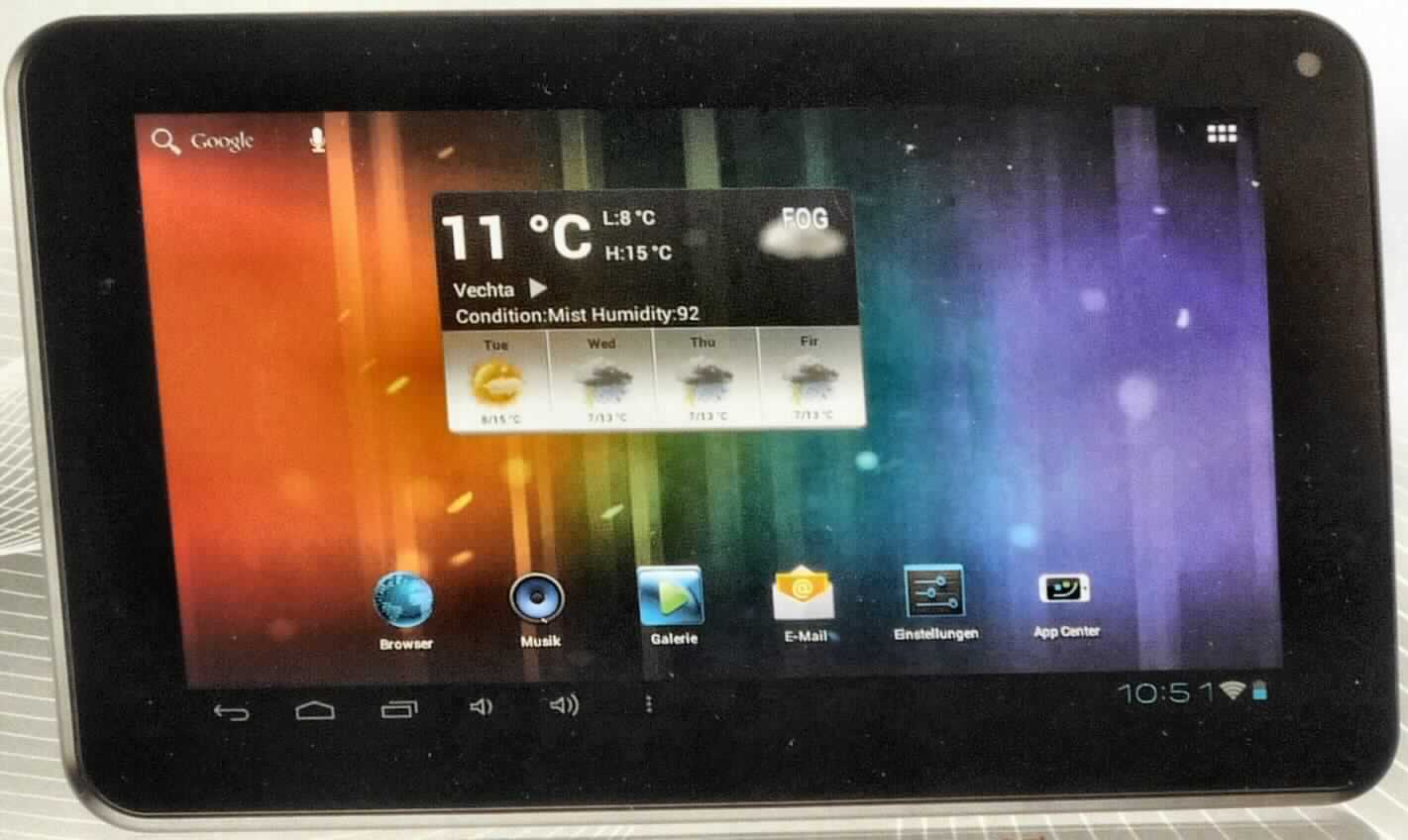 Tragbarer Rechner sog. Tablet-PC, in Form einer Warenzusammenstellung, bestehend aus einem Ladegerät, einem USB-Ladekabel, USB-Dongle, einem Stereokopfhörer, einer Bedienungsanleitung sowie einem tragbaren Rechner (charakterbestimmend im Hinblick auf die Verwendung).
Der ca. 290 g schwere Tablet-PC besteht im Wesentlichen aus einer Zentraleinheit mit 1 Ghz (Cortex A8) Prozessor, internen  512 MB  DDR 3 Arbeitsspeicher, 4 GB Festspeicher, Grafik- und Audiobausteinen, WLAN-Modul, 7 Zoll Farbdisplay mit Hintergrundbeleuchtung und berührungsempfindlicher Oberfläche (Touchscreen), Lautsprecher und Akkumulator in einem ca. 12x 20 x 1 cm (B x H x T) großen Gehäuse mit Kopfhörer-, USB- und Stromversorgungs-Anschlussbuchse, Einschubschacht für Speicherkarten, Web-Kamera und Bedienelementen.
Das Gerät verfügt über Speicher für Datenverarbeitungsprogramme und Daten, ist frei programmierbar nach Benutzeranforderungen, vermag Rechenoperationen nach Benutzeranweisungen durchzuführen und ist in der Lage, den Programmablauf durch logische Entscheidungen selbst zu ändern.
Die Bestandteile der Warenzusammenstellung sind gemeinsam in einem Karton für den Einzelverkauf aufgemacht.

Die Ware wird als "tragbare automatische Datenverarbeitungsmaschine mit einem Gewicht von weniger als 10 kg, aus einer Zentraleinheit, einer Tastatur und einem Bildschirm bestehend" eingereiht.

Anlage: 1 Abbildung