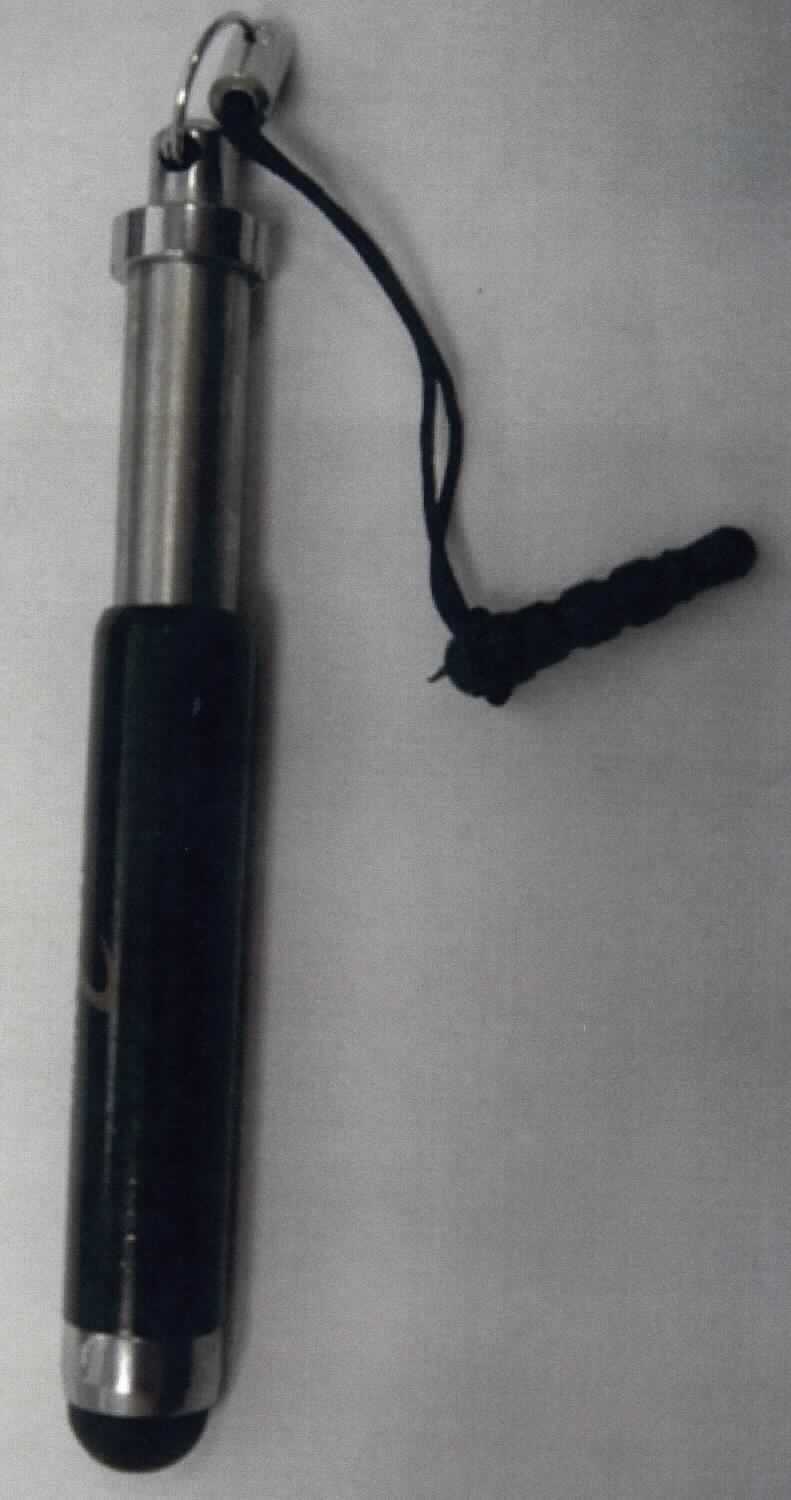 Es handelt sich um eine aus verschiedenen Bestandteilen zusammengesetzte Ware in Form eines Eingabestiftes für berührungsempfindliche Bildschirme (hier kapazitive) und einem Stöpsel aus Kunststoff. 

Der aus Kunststoff und unedlem Metall bestehende Eingabestift lässt sich mittels Teleskoptechnik von 6 cm auf 8 cm verlängern, besitzt am oberen Ende eine Öse und ist an der Spitze mit einer gummiartigen Halbkugel aus leitfähigem Material ausgestattet, mit der sich Smartphones, Tablet-PC usw. bedienen lassen. 
An der Öse ist eine Schlaufe mit Stöpsel angebracht, der vom Format in eine 3,5 mm Klinkenbuchse an z.B. einem Smartphone passt und somit ein unbeabsichtigtes Verlieren des Erzeugnisses verhindern soll. 

Hinsichtlich des äußeren Erscheinungsbildes und der Verwendung bestimmt der Eingabestift (Touch-Pen) den Charakter der zusammengesetzten Ware. 

Die aufgeblisterte Ware wird als "anderer Stift, kein Kugelschreiber und kein Stift mit poröser Spitze" eingereiht.