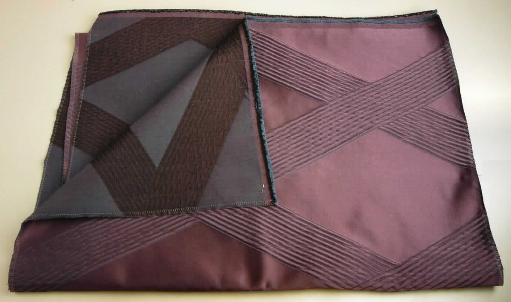 Jacquard-Doppelgewebe, sog. Stoff Rombo, Artikel 2587, Foto siehe Anlage,
- als Meterware; laut Antrag mit einer Breite von 130 cm,
- laut Untersuchungsergebnis:
-- buntgewebtes Jacquard-Doppelgewebe,
-- aus ungezwirnten und nicht hochfesten Kettgarnen aus synthetischen Filamenten (laut Antrag Polyester),
   aus Schussgarnen aus Baumwolle sowie aus Schussgarnen aus synthetischen Spinnfasern (Polyacryl),
-- folgende Antragsangaben können als zutreffend angesehen werden:
--- 40 GHT Polyester-Filamente (synthetische Filamente),
--- 22 GHT Polyacryl-Spinnfasern (synthetische Spinnfasern),
--- 38 GHT Baumwolle.

"Gewebe aus Garnen aus synthetischen Filamenten, anderes als in den Unterpositionen 5407 10 bis 5407 74
 genannte, mit einem Anteil an synthetischen Filamenten von weniger als 85 GHT, hauptsächlich mit Baumwolle
 gemischt, buntgewebt"