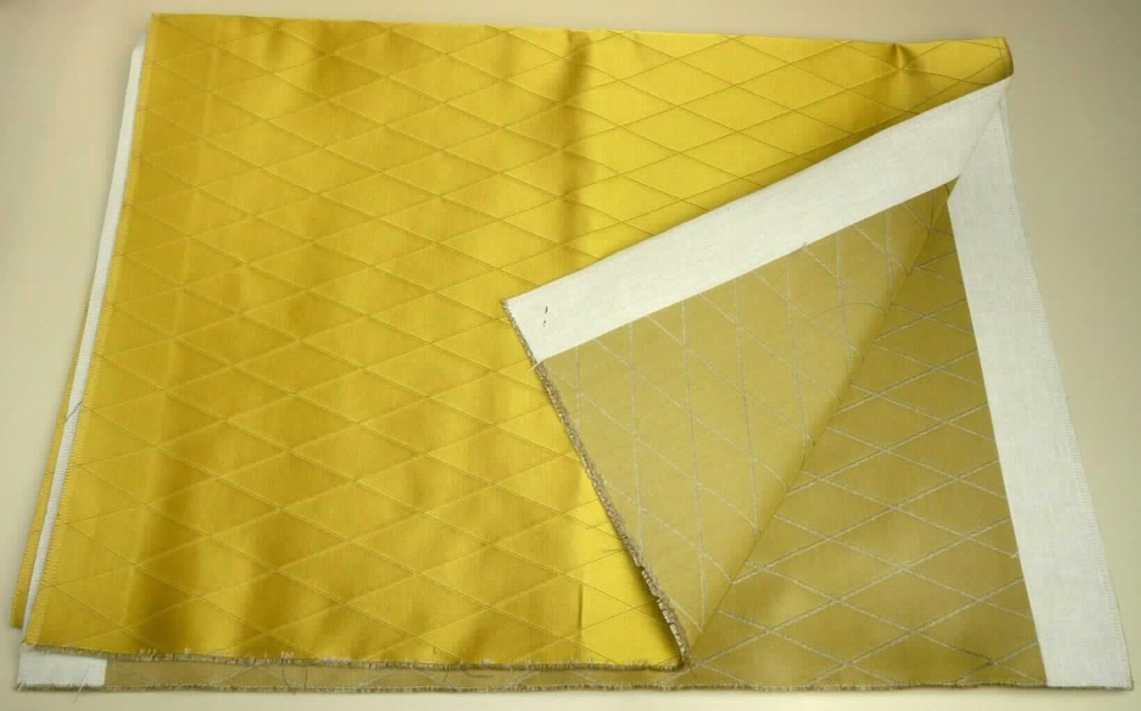 Jacquardgewebe, sog. Stoff Diamant, Artikel 2586, Foto siehe Anlage,
- als Meterware; laut Antrag mit einer Breite von 139 cm,
- laut Untersuchungsergebnis:
-- buntgewebtes Jacquardgewebe,
-- aus ungezwirnten und nicht hochfesten Kettgarnen aus synthetischen Filamenten (laut Antrag Polyester),
   aus Schussgarnen aus Baumwolle sowie aus Schussgarnen aus Seide,
-- folgende Antragsangaben können als zutreffend angesehen werden:
--- 40 GHT Polyester-Filamente (synthetische Filamente),
--- 34 GHT Baumwolle,
--- 26 GHT Seide.

"Gewebe aus Garnen aus synthetischen Filamenten, anderes als in den Unterpositionen 5407 10 bis 5407 74
 genannte, mit einem Anteil an synthetischen Filamenten von weniger als 85 GHT, hauptsächlich mit Baumwolle
 gemischt, buntgewebt"