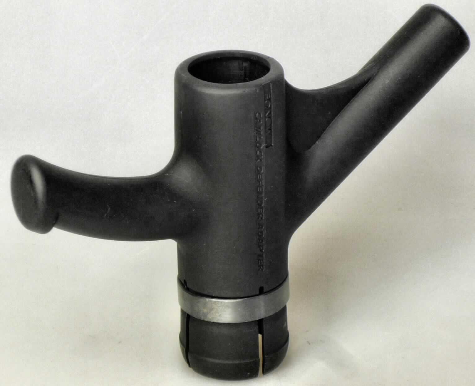 Bei der als "Defense Adapter für EKA" bezeichneten Ware handelt es sich nach dem vorgelegten Warenmuster um einen speziell geformten Adapter aus Kunststoff (max. H x B x D etwa: 11,0 x 15,5 x 3,3 cm) mit Verschlussring aus unedlem Metall, zum Befestigen an einem Endstück eines Teleskopschlagstocks (sog. EKA; nicht Gegenstand dieser vZTA), um dessen Anwendungsbereich zu erweitern.  

Abbildung siehe Anlage.

Derartige Waren gehören als "Zubehör für Schlagstöcke der Position 9304" zur Codenummer 9305 99 00 00 0 des Zolltarifs.