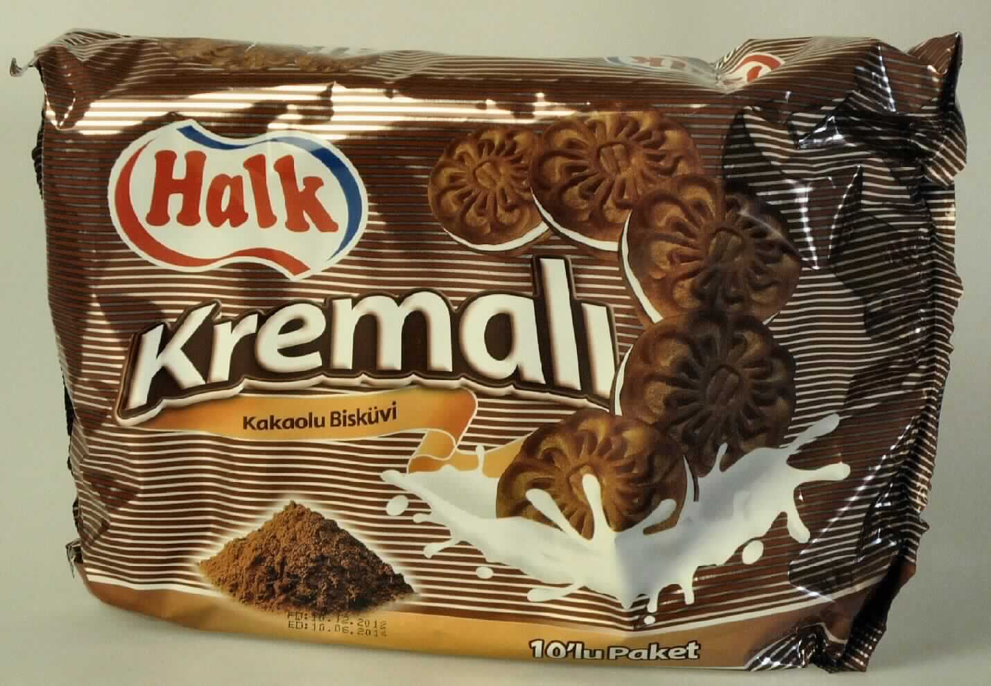 Doppelkekse mit Kakao und Vanillecremefüllung

Ein Warenmuster in Originalumschließung lag vor.

Bunt bedruckter Schlauchfolienbeutel, darin nicht bedruckte Schlauchfolienbeutel; der Aufdruck enthält Angaben zum Erzeugnis (Biskuit mit Creme und Kakao; 600 g) und zu den Zutaten (siehe Feld 8).
Dunkelbraune, runde, gemusterte, mit einer weißen Fettcreme gefüllte Doppelkekse (Durchmesser ca. 3,5 cm); Geschmack nach gesüßtem Gebäck mit Kakao und Vanillecreme.

Wassergehalt (Keksanteil; 103°C; Seesand): 12 GHT oder weniger
Fett im Keksanteil: 35 GHT oder weniger 
Stärke/Glucose**: 25 bis weniger als 50 GHT
Saccharose/Invertzucker/Isoglucose*: 5 bis weniger als 30 GHT 
Milchfett***: weniger als 1,5 GHT
Milchprotein***: weniger als 2,5 GHT
 
*  : festgestellt gemäß VO (EG) 900/2008
** : festgestellt gemäß VO (EG) 900/2008, VO (EU) 118/2010
***: Antragsangaben

Backware, gesüßte Kekse, weder mit Schokolade noch mit kakaohaltigen Überzugsmassen überzogen oder bedeckt, mit einem Gehalt an Milchfett von weniger als 8 GHT, Doppelkekse mit Füllung