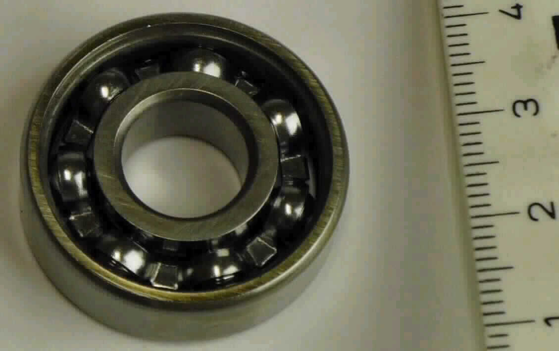 Es handelt sich um ein einreihiges Kugellager (Art.-Nr. SLF6000) mit Außenring und Innenring aus Stahl, mit sieben darin umlaufenden, in einem Käfig aus Stahlblech geführten Kugeln (Kugeldurchmesser ca. 4 mm), ohne Kunststoffabdeckung, mit einem Außendurchmesser von ca. 26 mm sowie einem Innendurchmesser von ca. 10 mm und einer Höhe von ca. 8 mm, aufgemacht in einer bedruckten Pappschachtel.

Das Erzeugnis ist als "Wälzlager, Kugellager mit einem größten äußeren Durchmesser von 26 mm, nicht zur Verwendung bei der Herstellung von riemengetriebenen Motorsteuerungen" einzureihen.